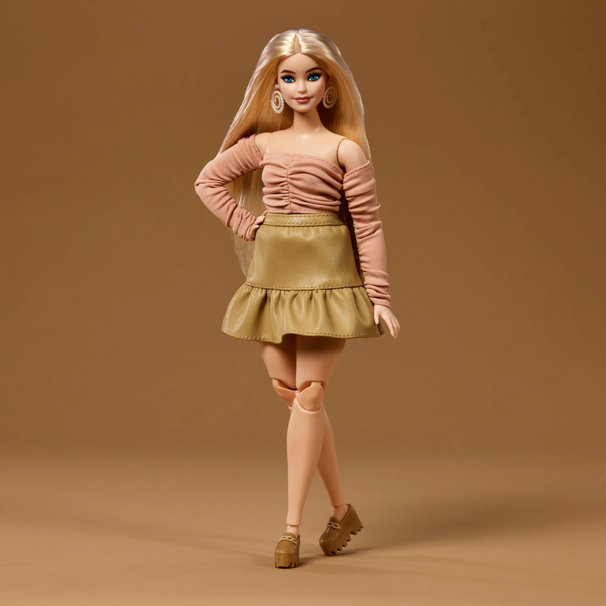 Barbie You Create Barbie Basics Neutral Kit 003, Poupée Mannequin Personnalisable et Vêtements Universels - Image 3
