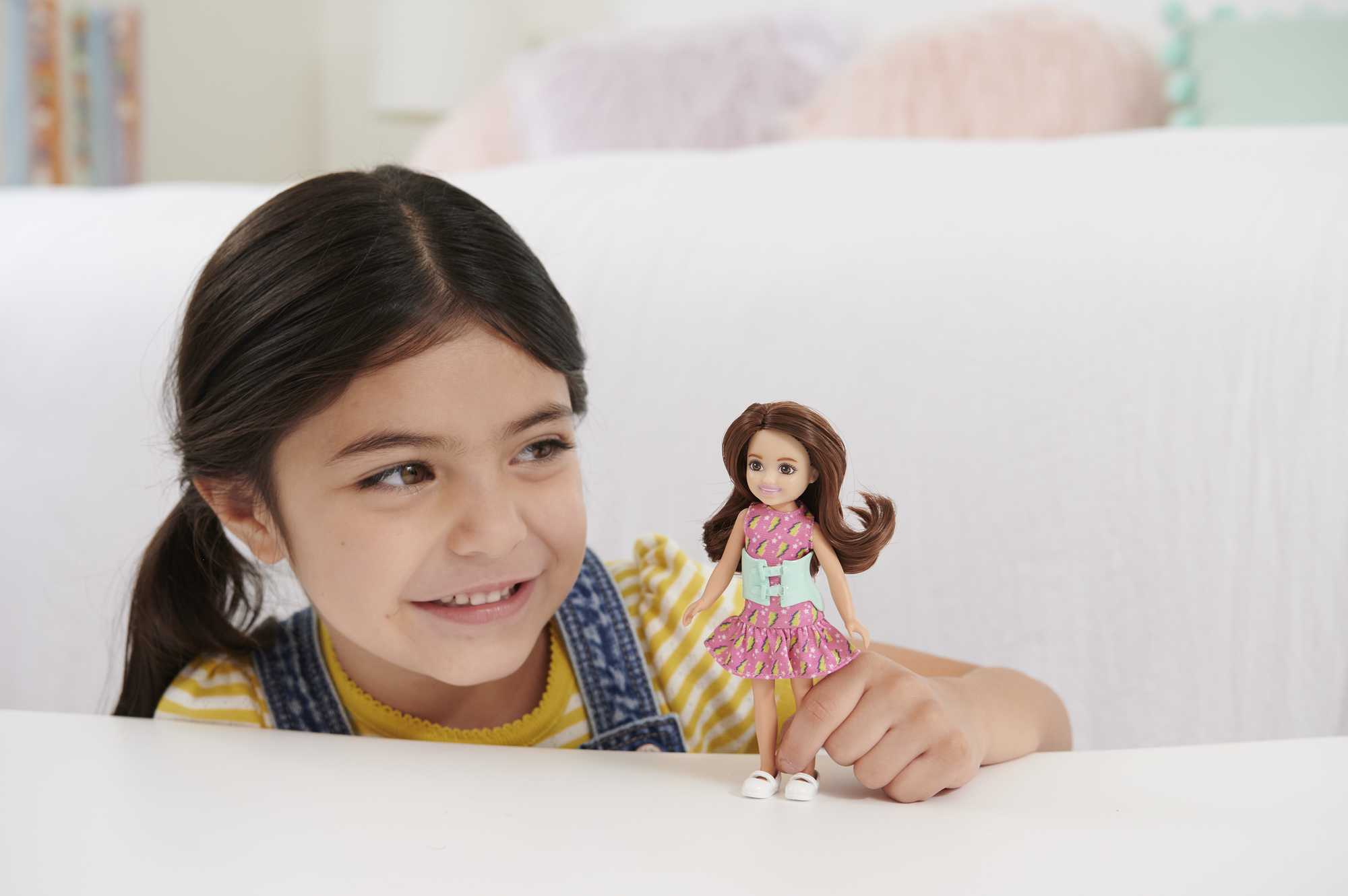 Barbie Chelsea Poupée, Orthèse Pour Courbure du Dos de Scoliose - Image 2