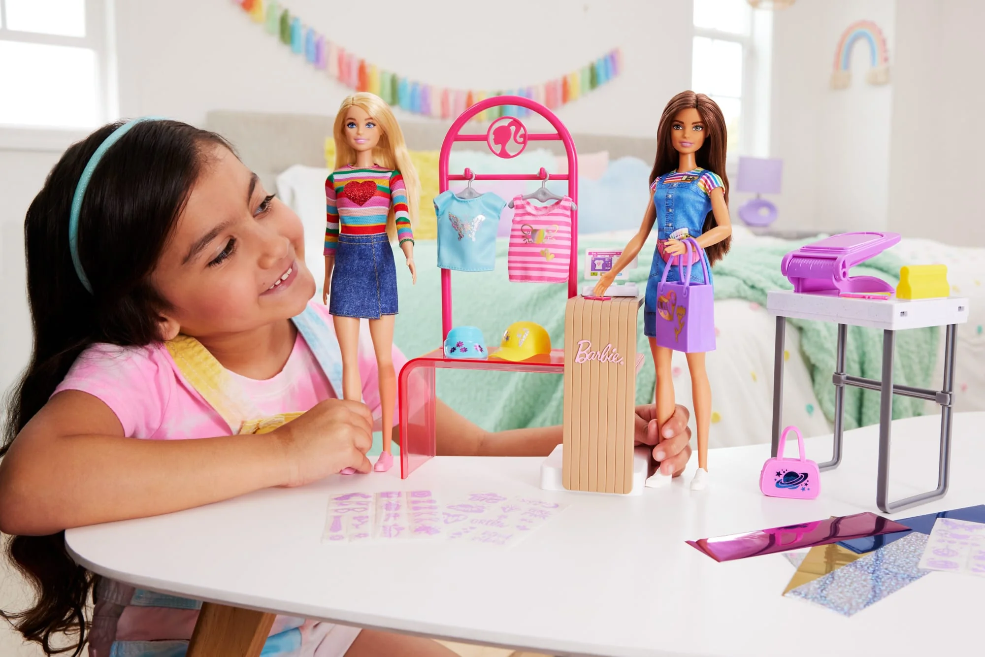 Barbie Coffret de Jeu Boutique Créations, Poupée Brunette, Access. - Image 2