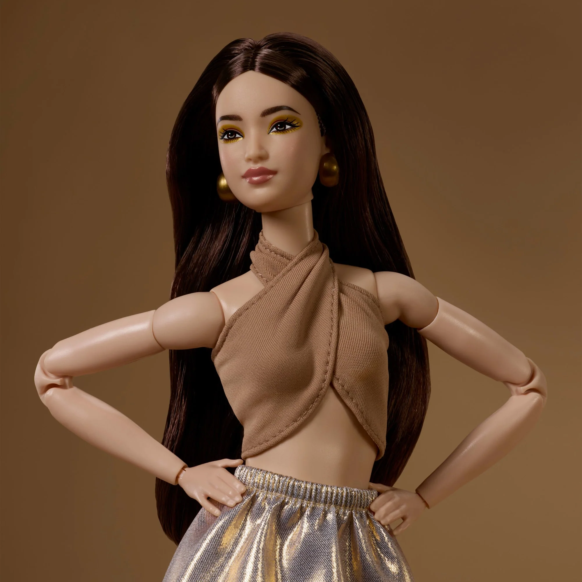Barbie Signature Barbie Basics Falda Dorada - Image 3