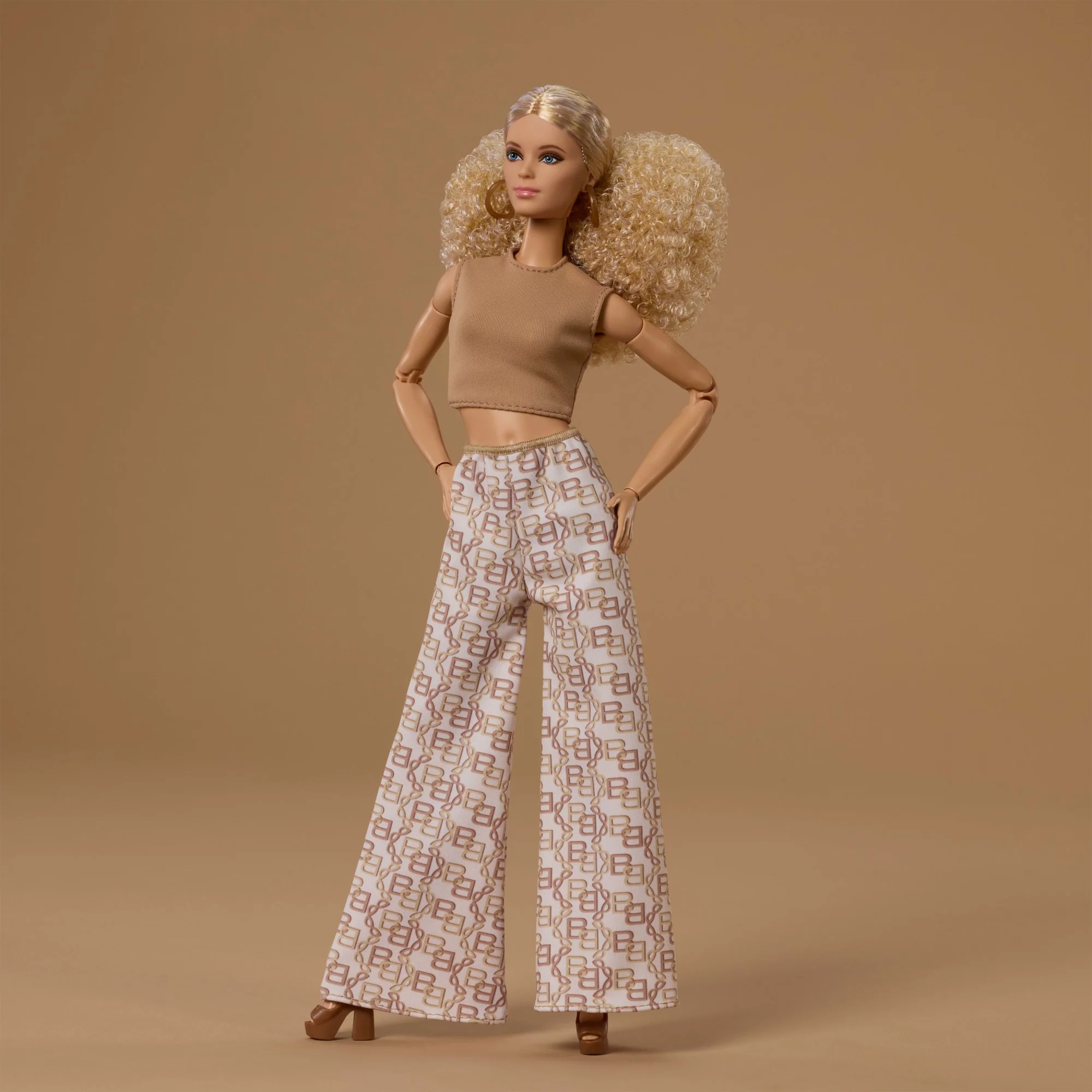 Barbie Signature Barbie Basics Pantalones Dorados - Image 2