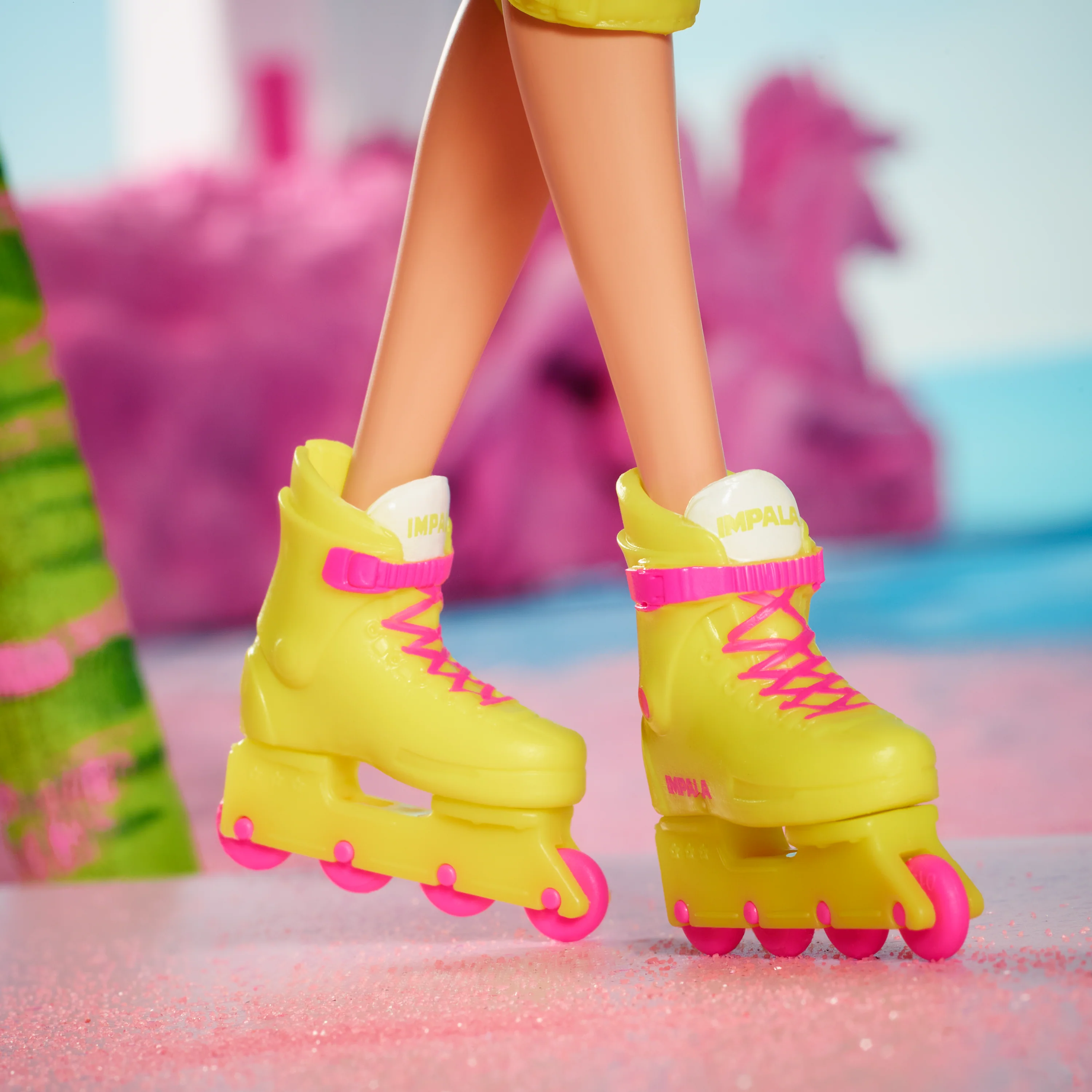 Barbie The Movie Collectible Doll, Margot Robbie As Barbie in Inline Skating Outfit - Image 5