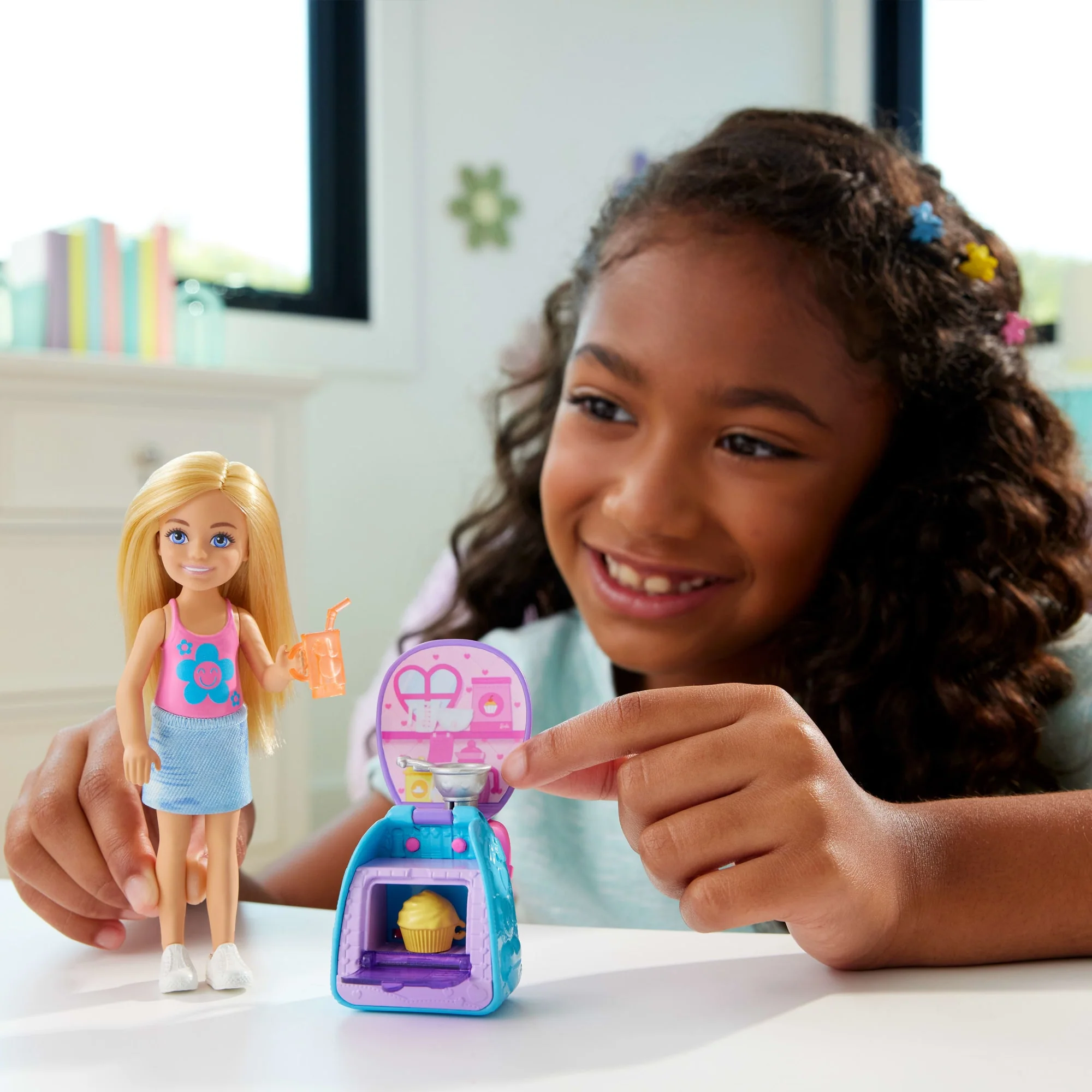 Barbie Family & Friends Chelsea Cupcake Baking Backpack Chelsea Doll And Accessories, Backpack With Cupcake Play Piece - Image 2