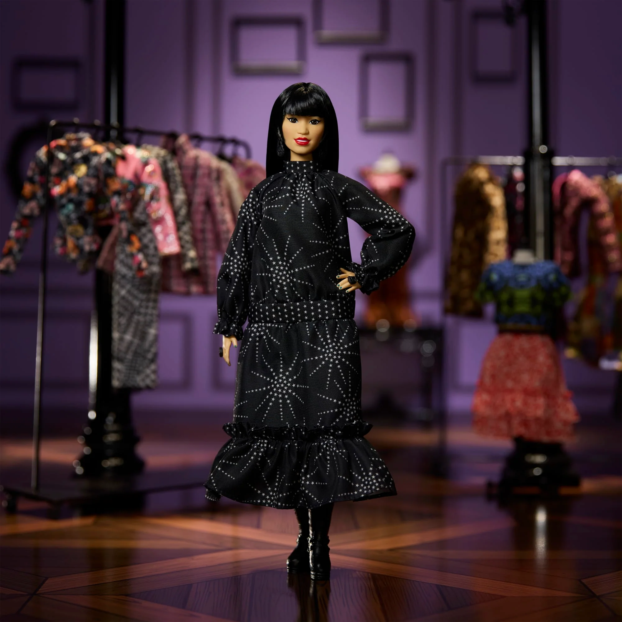 Barbie – Femmes Inspirantes – Poupée et Acc. – Anna Sui, Robe Noire - Image 2