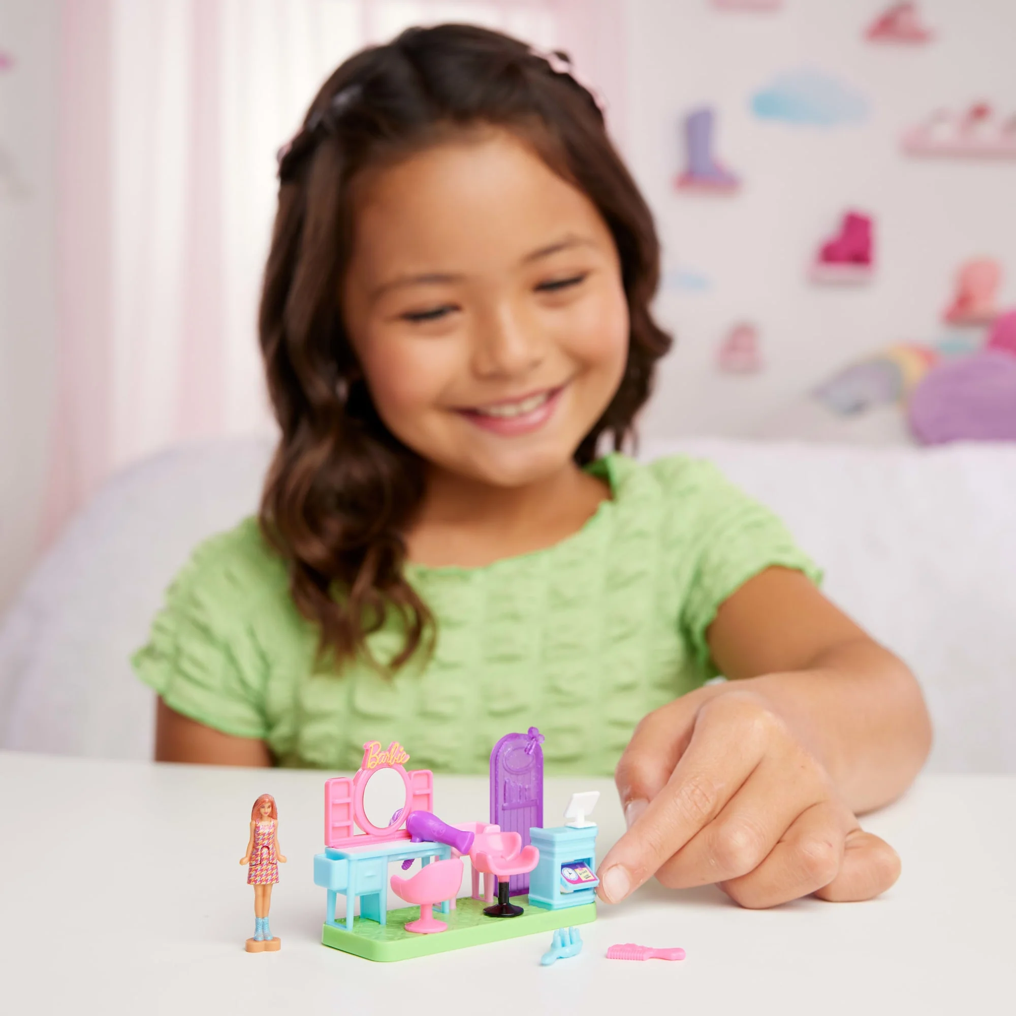 Barbie Mini Barbieland  Poupée et Coffret de Jeu Salon de Coiffure - Image 2