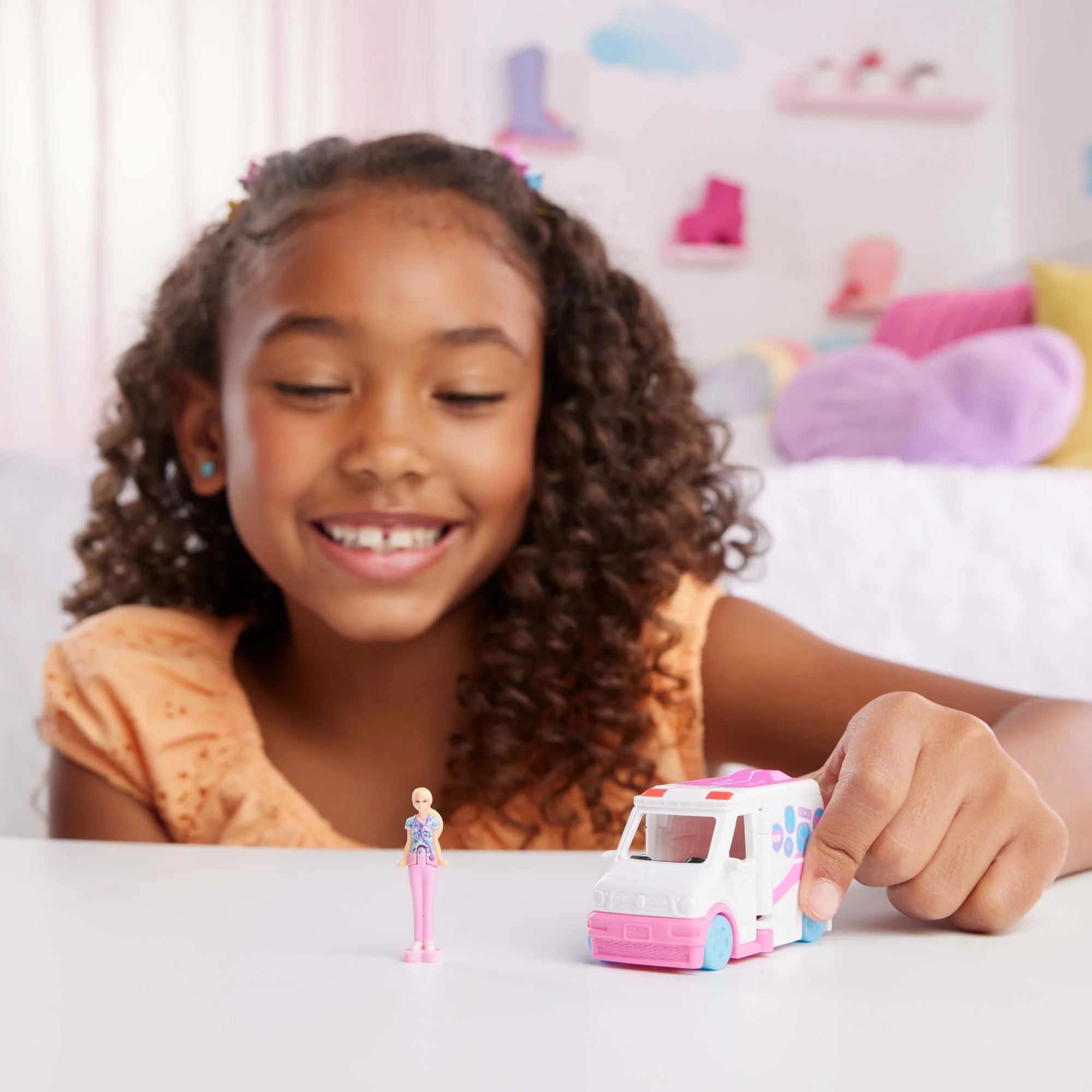 Barbie Mini BarbieLand Vehículo para Muñecas Ambulancia con Mini Muñeca - Image 2