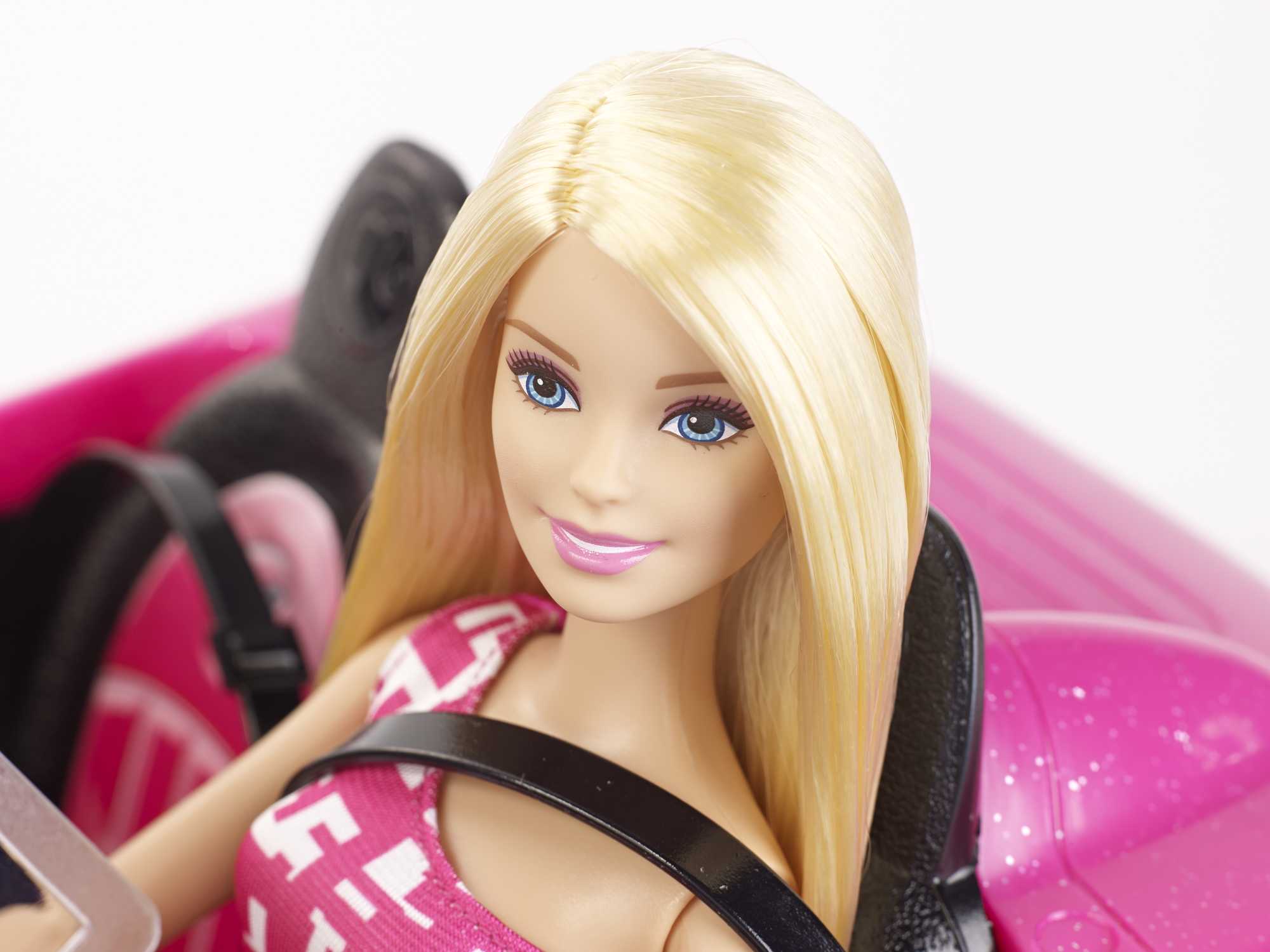 Barbie Poupée Barbie et Son Cabriolet - Image 2