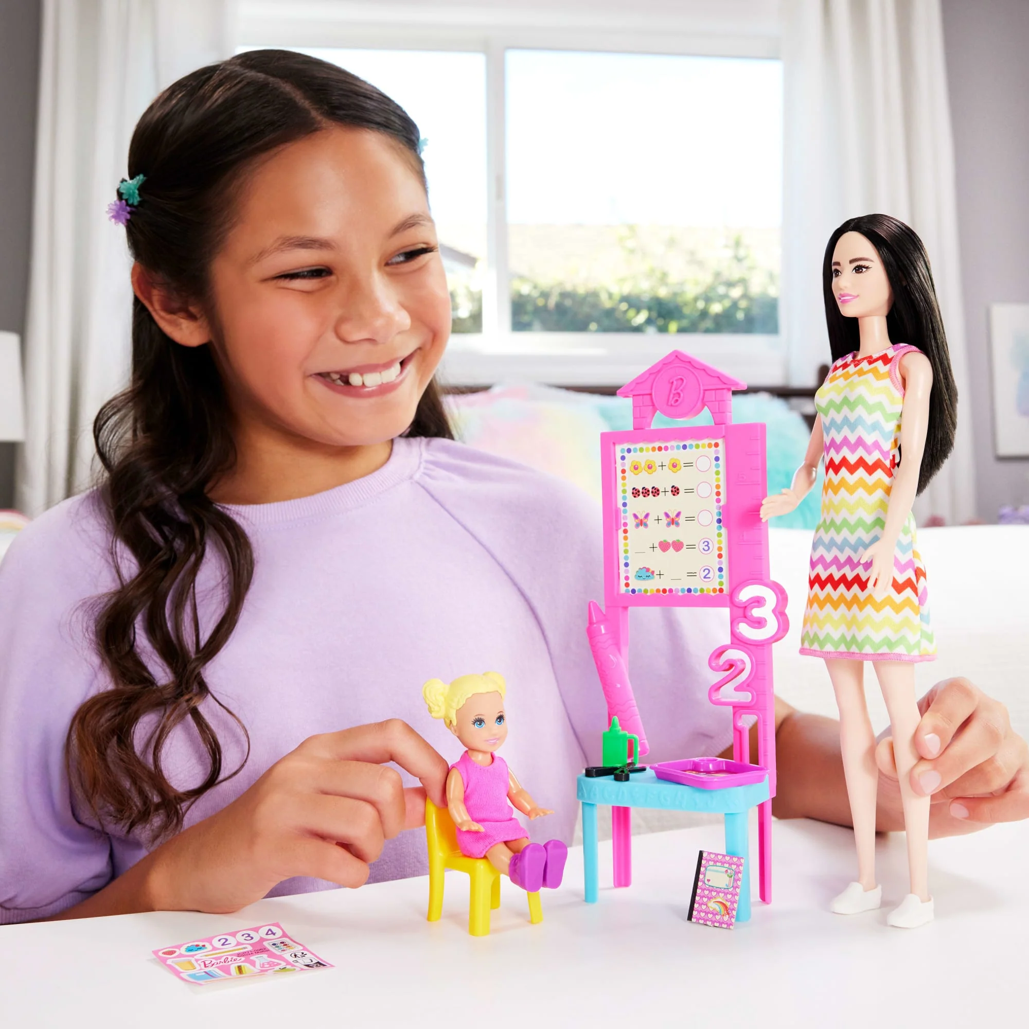 Barbie Poupée enseignante, Blonde, Tout-Petit et Accessoires - Image 2