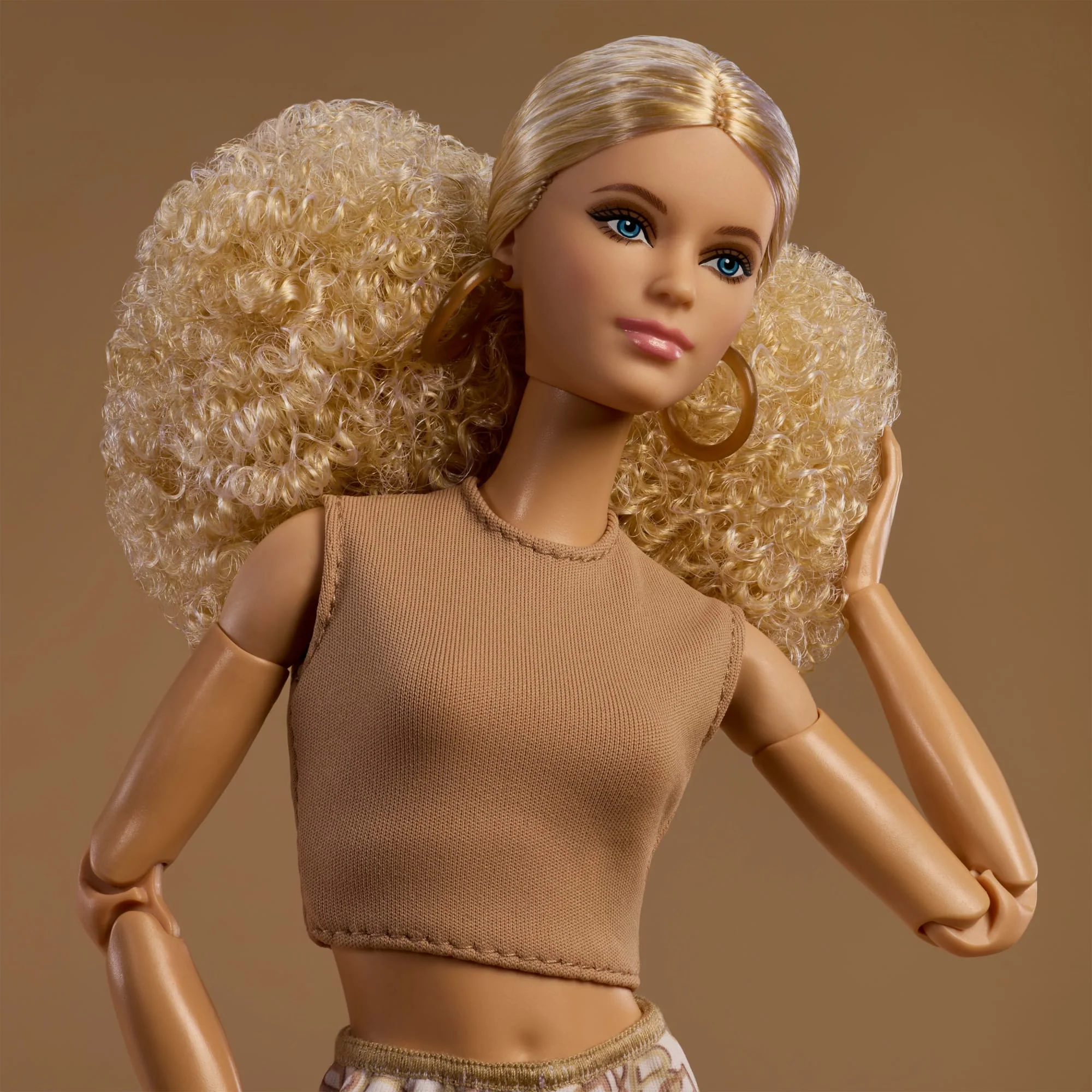 Barbie Signature Barbie Basics - Saia Dourada - Image 3