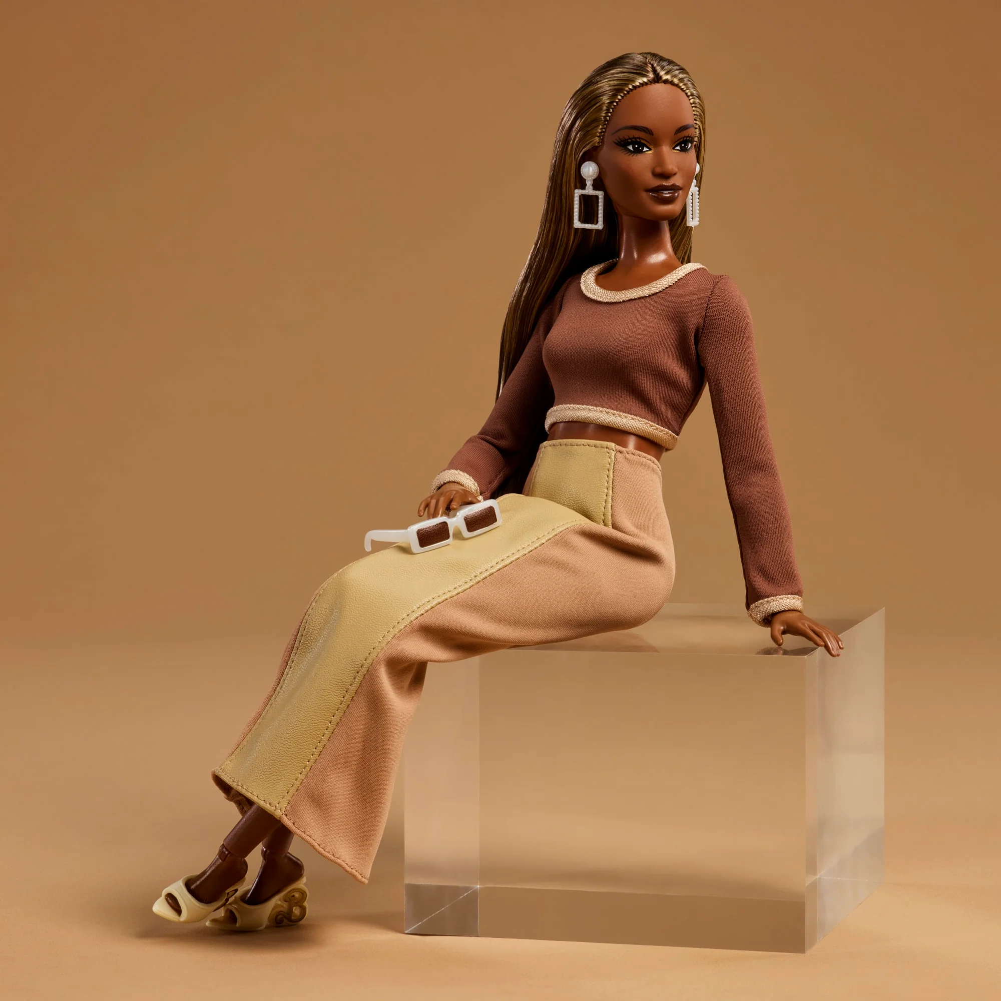 Barbie You Create Barbie Basics Neutral Kit 002, Customizable Fashion Doll & Universal-Fit Clothing | Mattel - Image 3