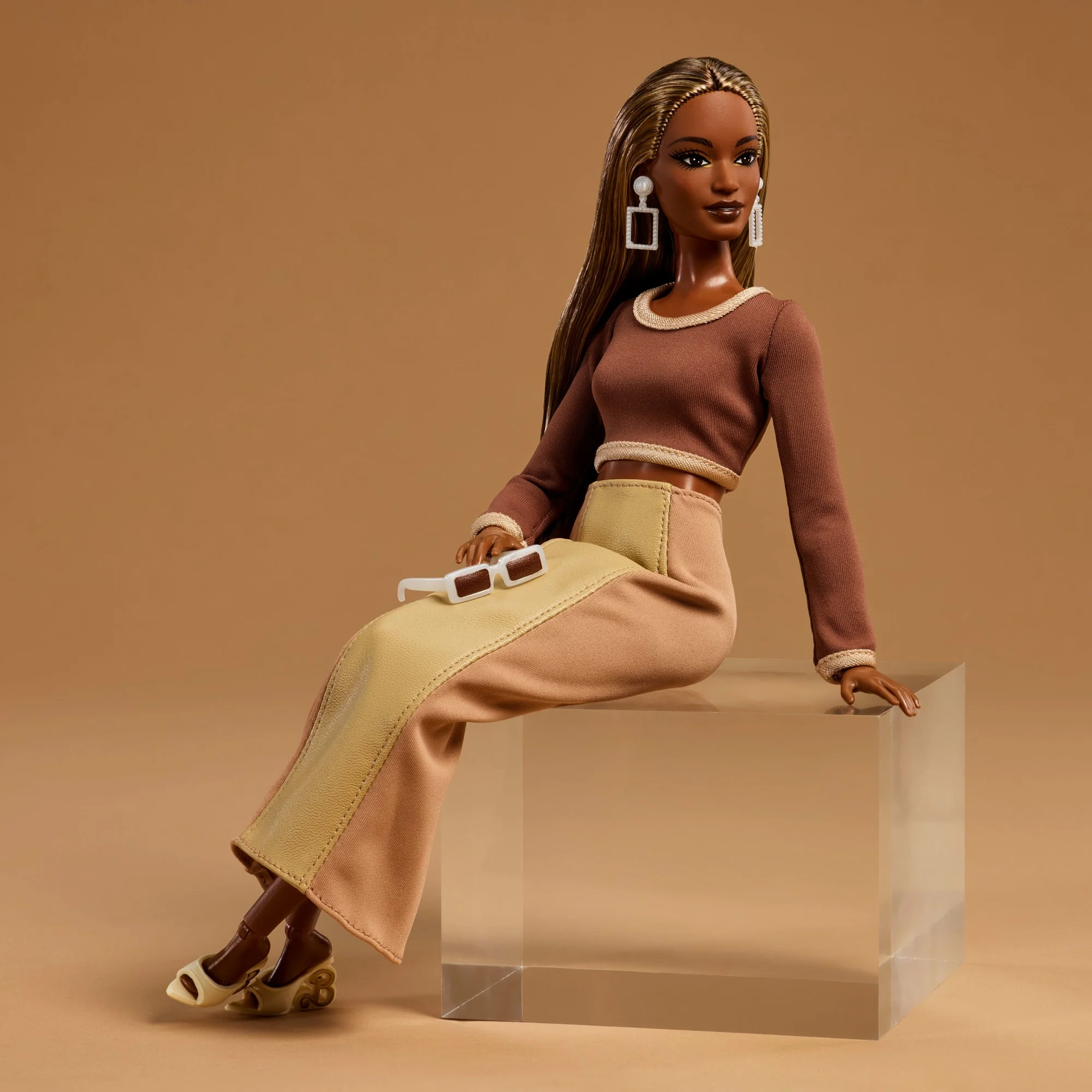 Barbie You Create Barbie Basics Neutral Kit 002, Customizable Fashion Doll & Universal-Fit Clothing - Image 3
