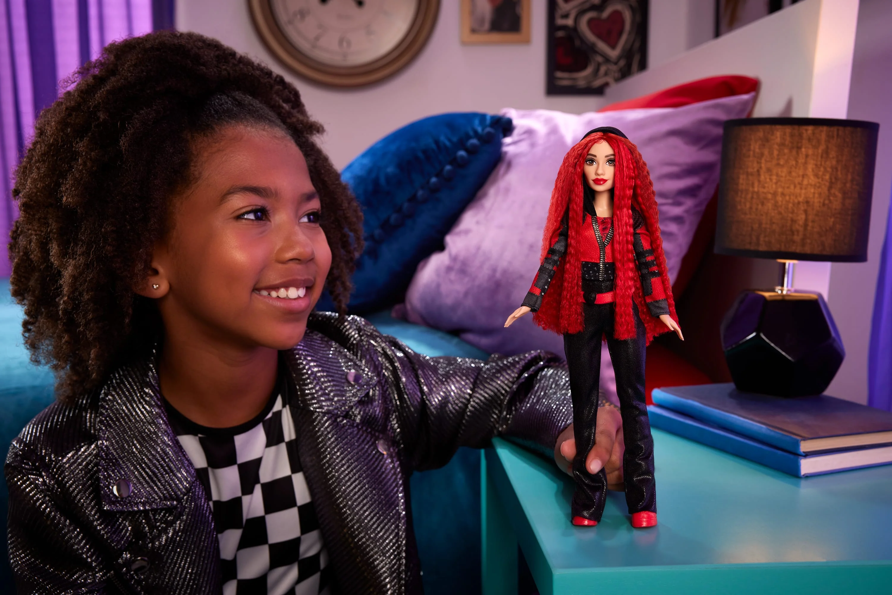 Disney Descendants: The Rise Of Red Doll – Singing Red Doll With Movie-Inspired Clothes & Accessories, Sings “Seeing Red” - Image 2