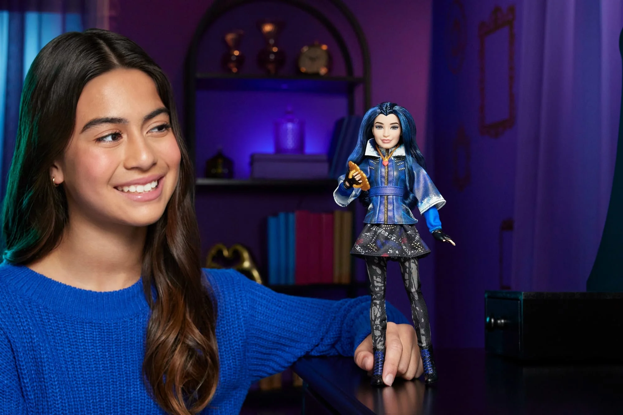Disney Descendants EVie Isle Of The Lost Anniversary Doll With Movie-inspired Outfit & Accessory - Image 2