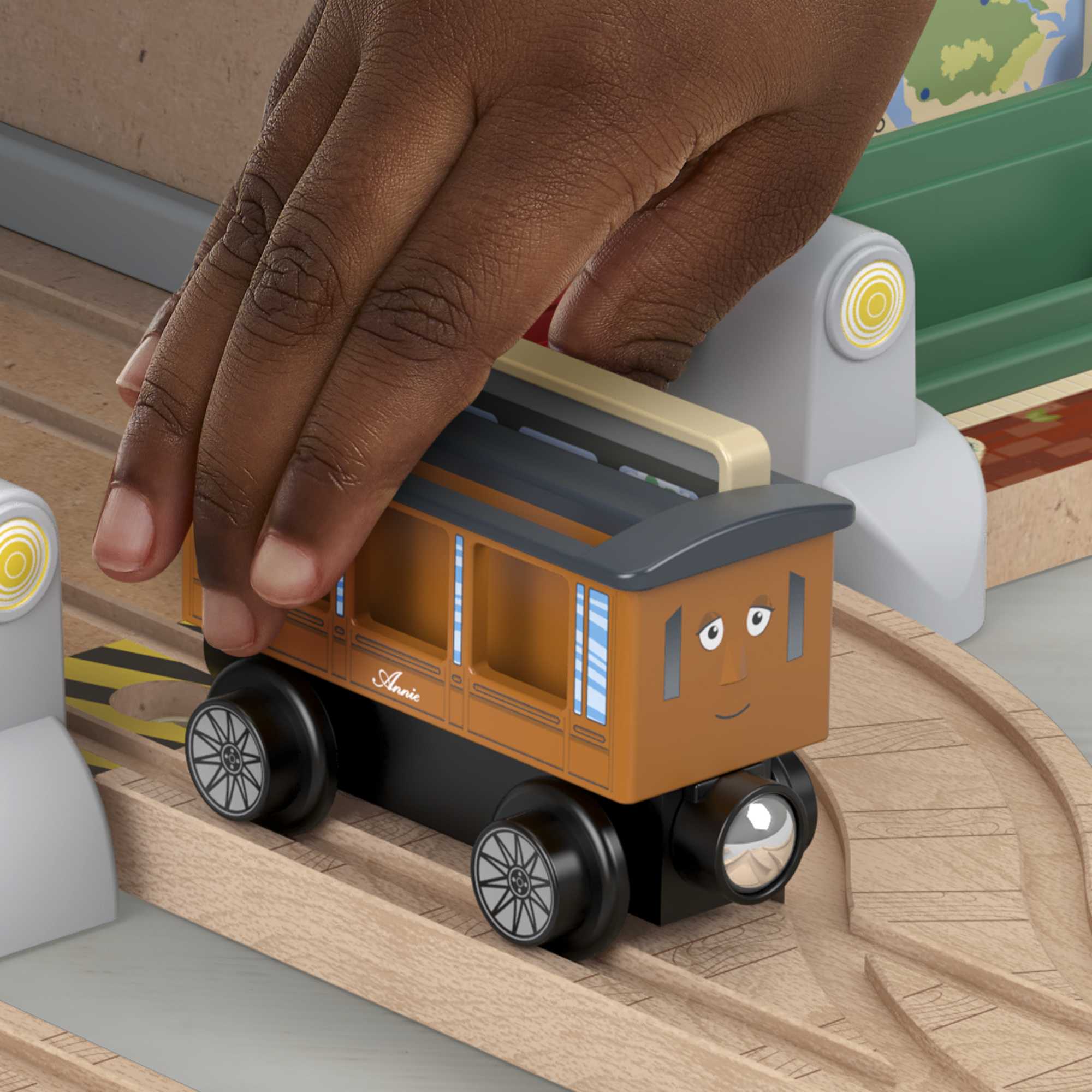 Fisher-Price Thomas et ses Amis Piste en Bois Coffret de Jeu Ramassage de Passagers à La Gare des Quatre Vents - Image 4