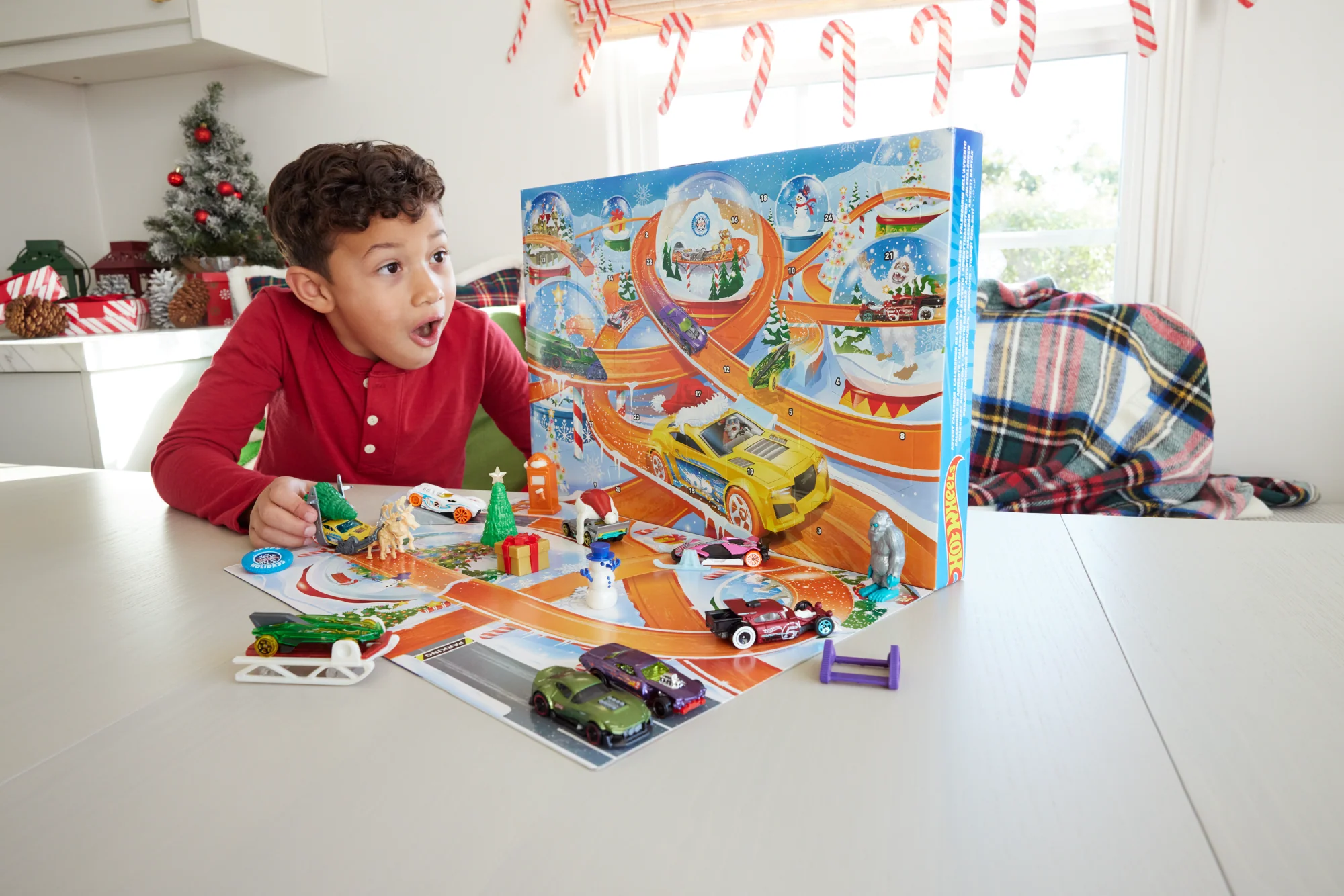 Hot Wheels Advent Calendar 2024, 8 Hot Wheels Toy Cars And 16 Accessories (24 Total Components) - Image 2