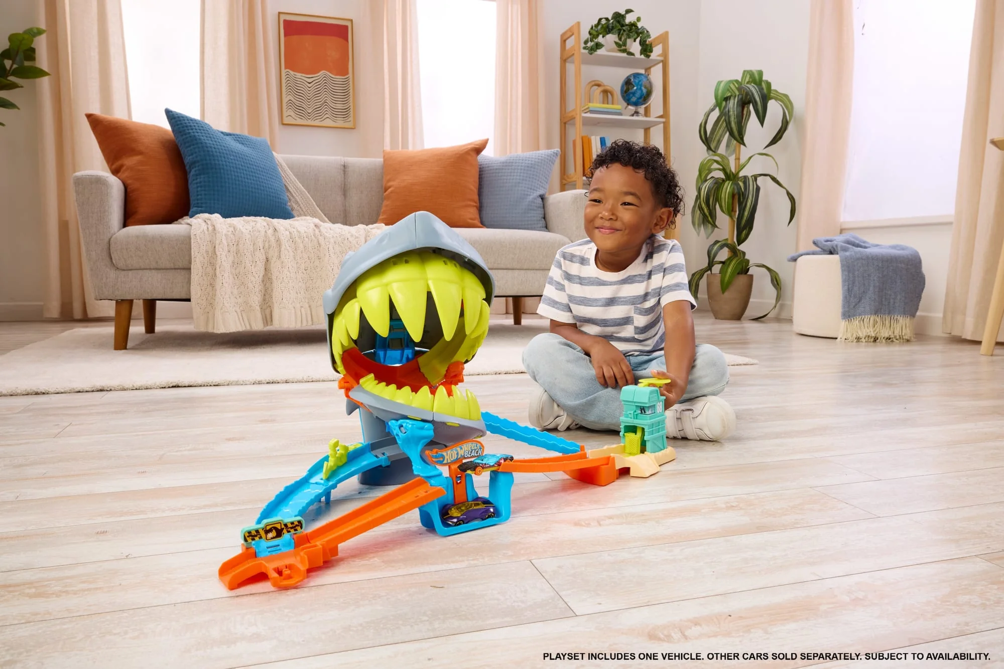 Hot Wheels City Shark Chomp Beach Playset & 1:64 Scale Die-Cast Toy Car, Big Win Moment - Image 2
