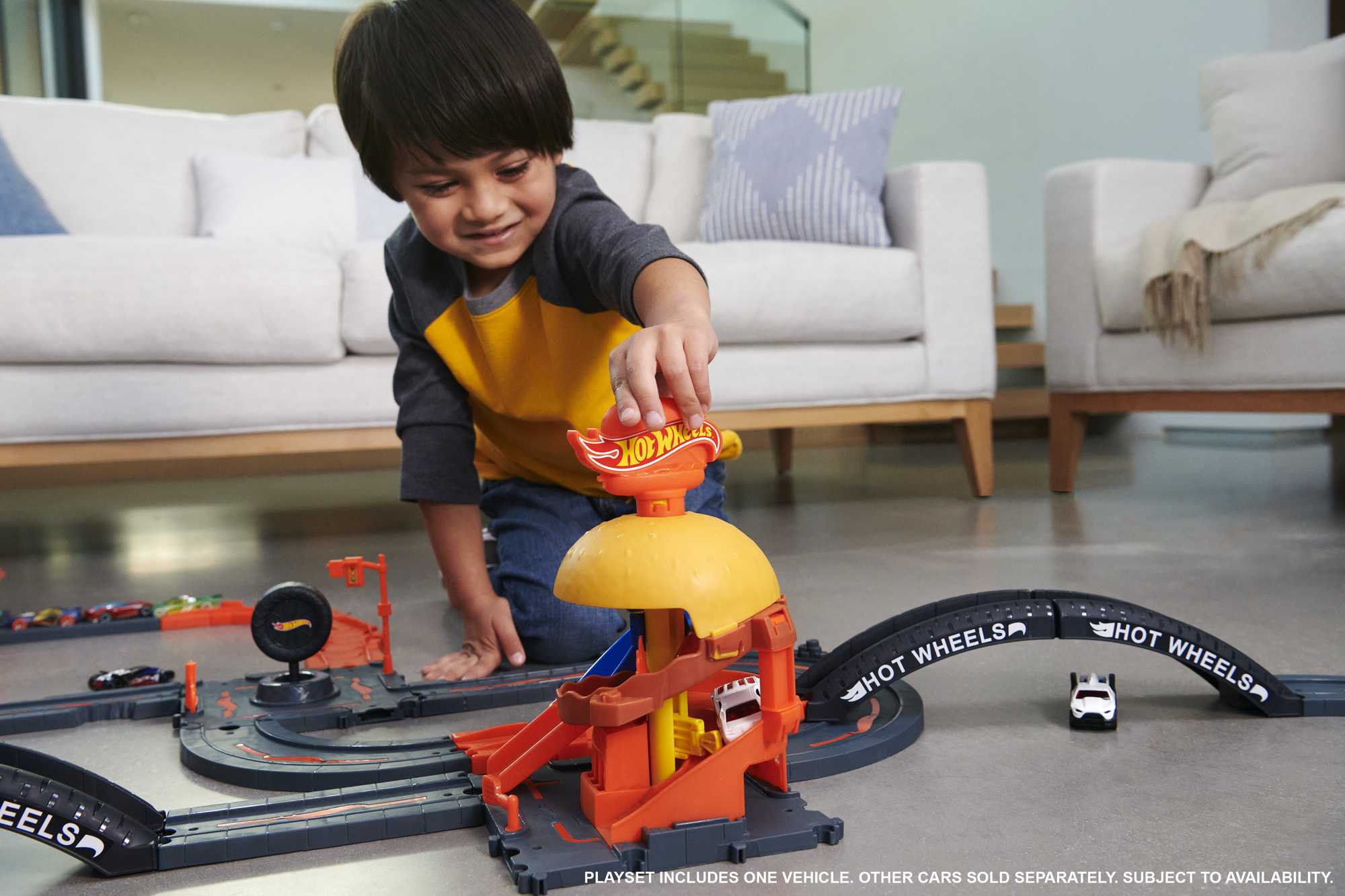 Hot Wheels City Vehiculo de juguete Pistas sorpresa Downtown - Image 2