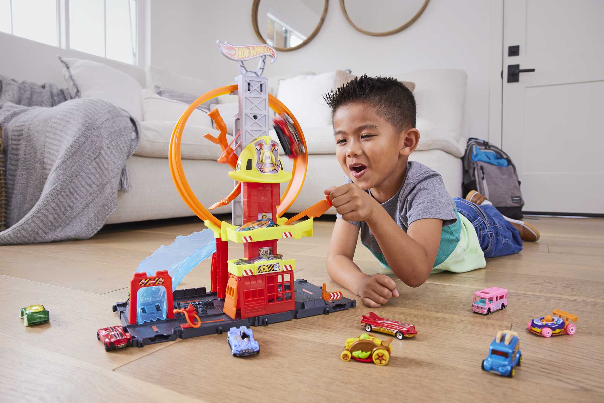 Hot Wheels City With 1 Toy Car, Super Loop Fire Station - Image 2