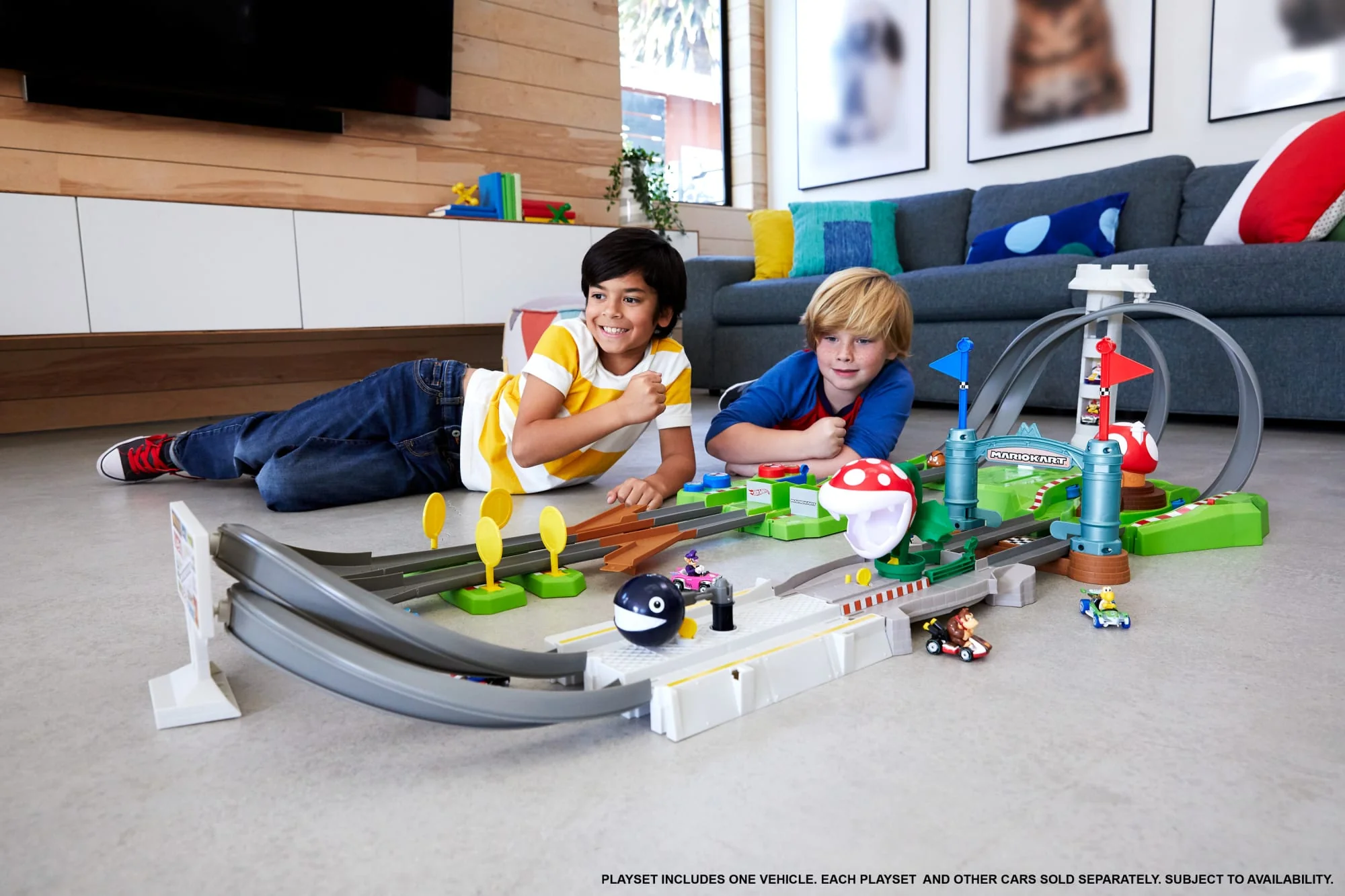 Hot Wheels Mario Kart Circuit Track Set & 2 Mario & Yoshi Karts Vehicles - Image 2