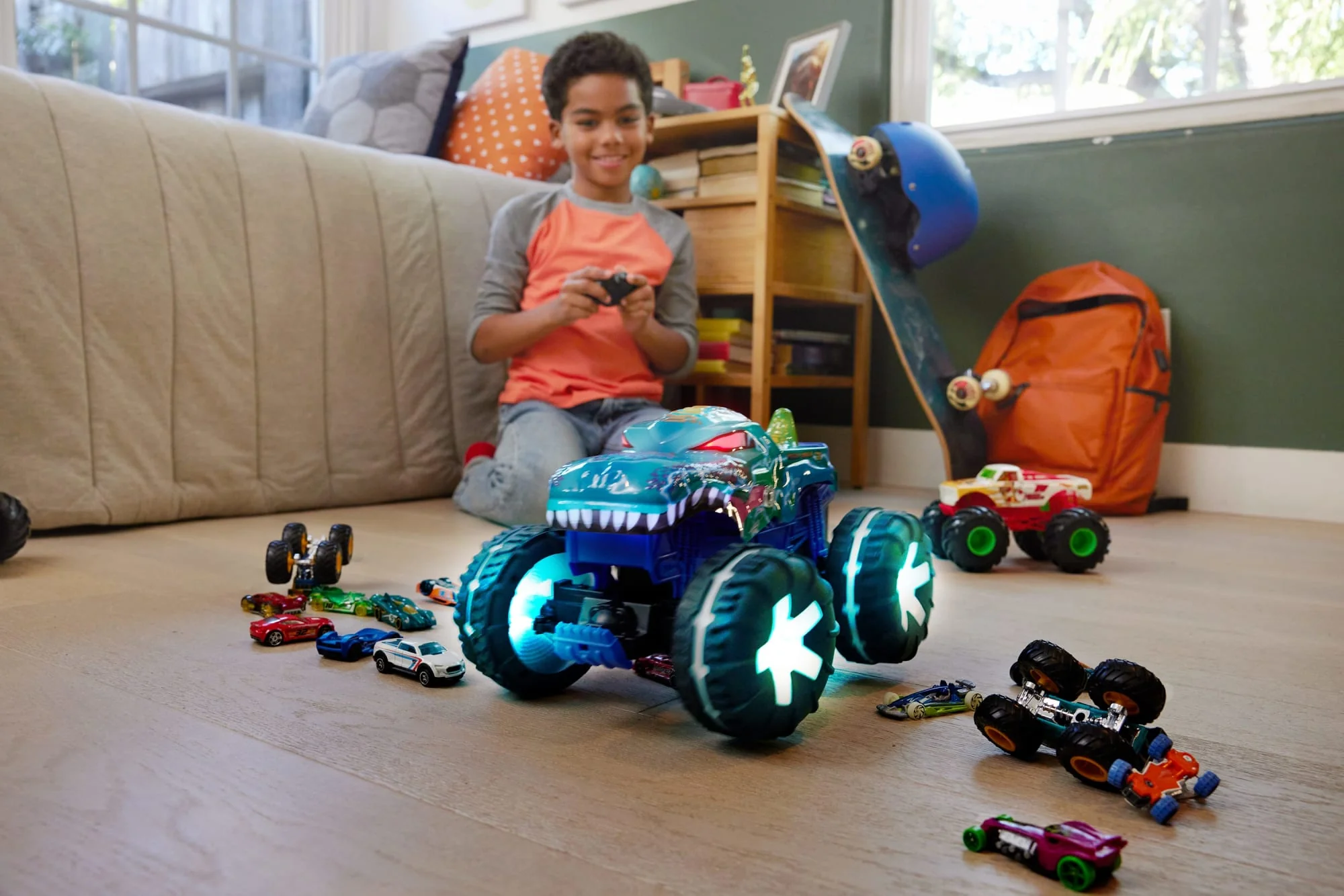 Hot Wheels Monster Trucks 1:15 Scale MEGA-Wrex Alive Remote-Control Vehicle, Battery-Powered RC With interactive Lights & Sounds - Image 2