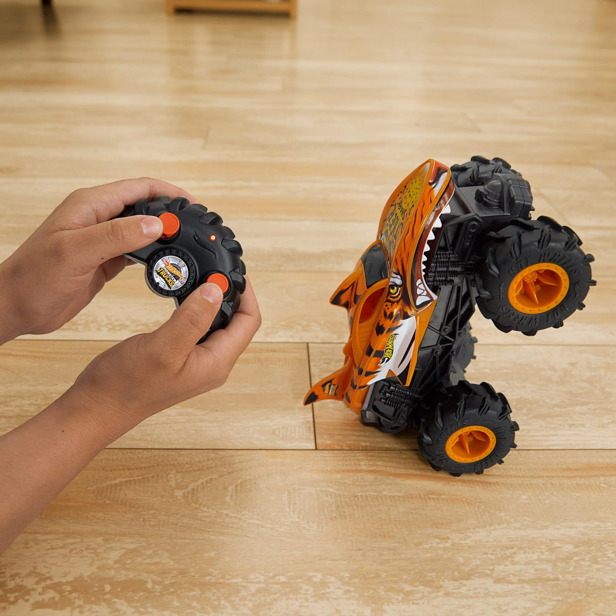 Hot Wheels RC Monster Trucks HW Tiger Shark RC in 1:24 Scale, Remote-Control Toy Truck - Image 4