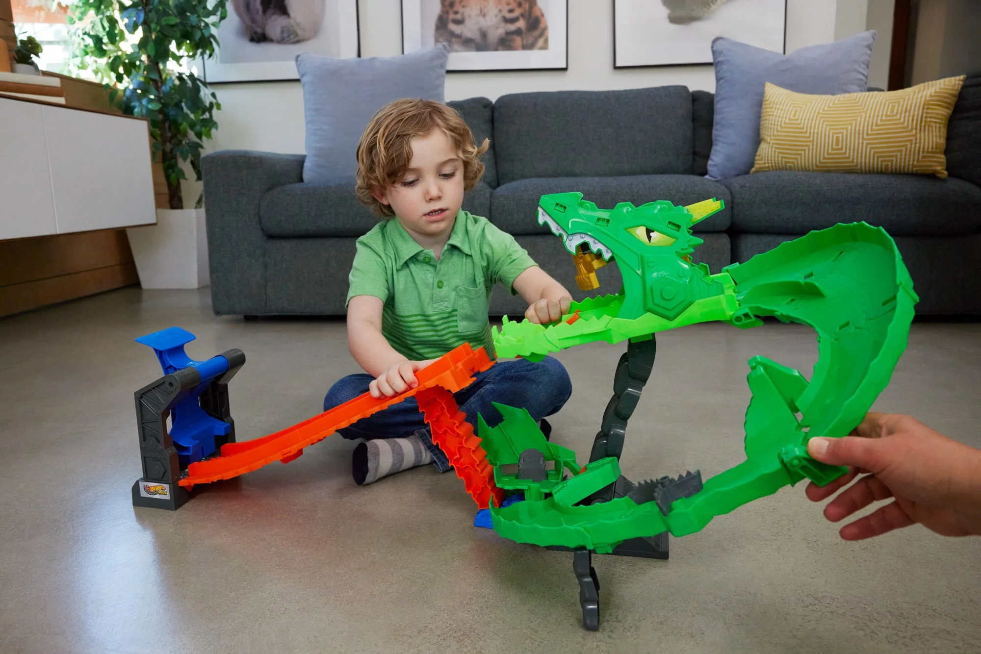 Hot Wheels Monster Trucks Sharks vs Dinos Dragon Destruction Playset & 2 Toy Trucks - Image 2