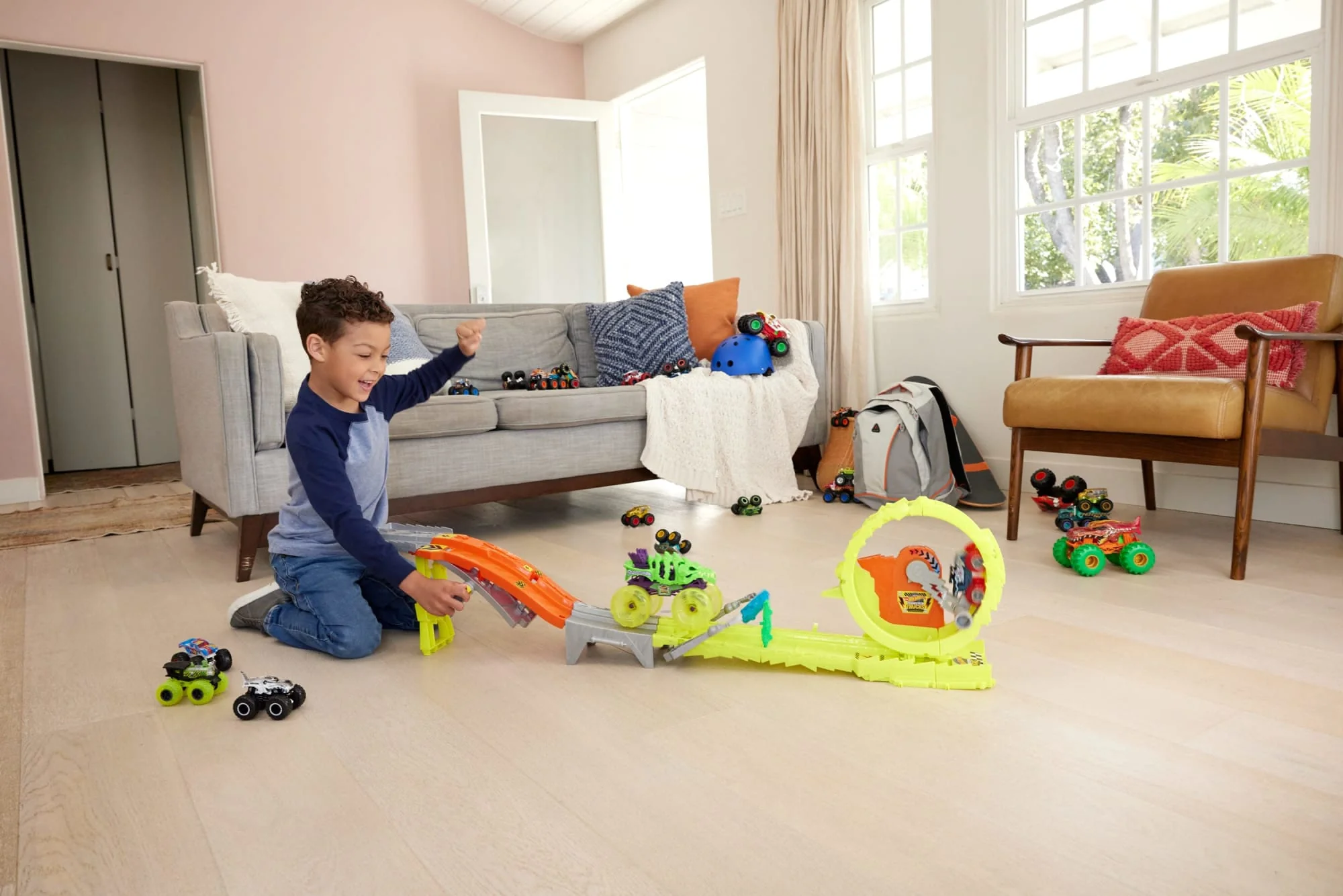 Hot Wheels Monster Trucks Power Smashers Charge & Chase Challenge Track Set With Oversized Skelesaurus, 1:64 Scale Bone Shaker & 2 Crushed Cars - Image 2