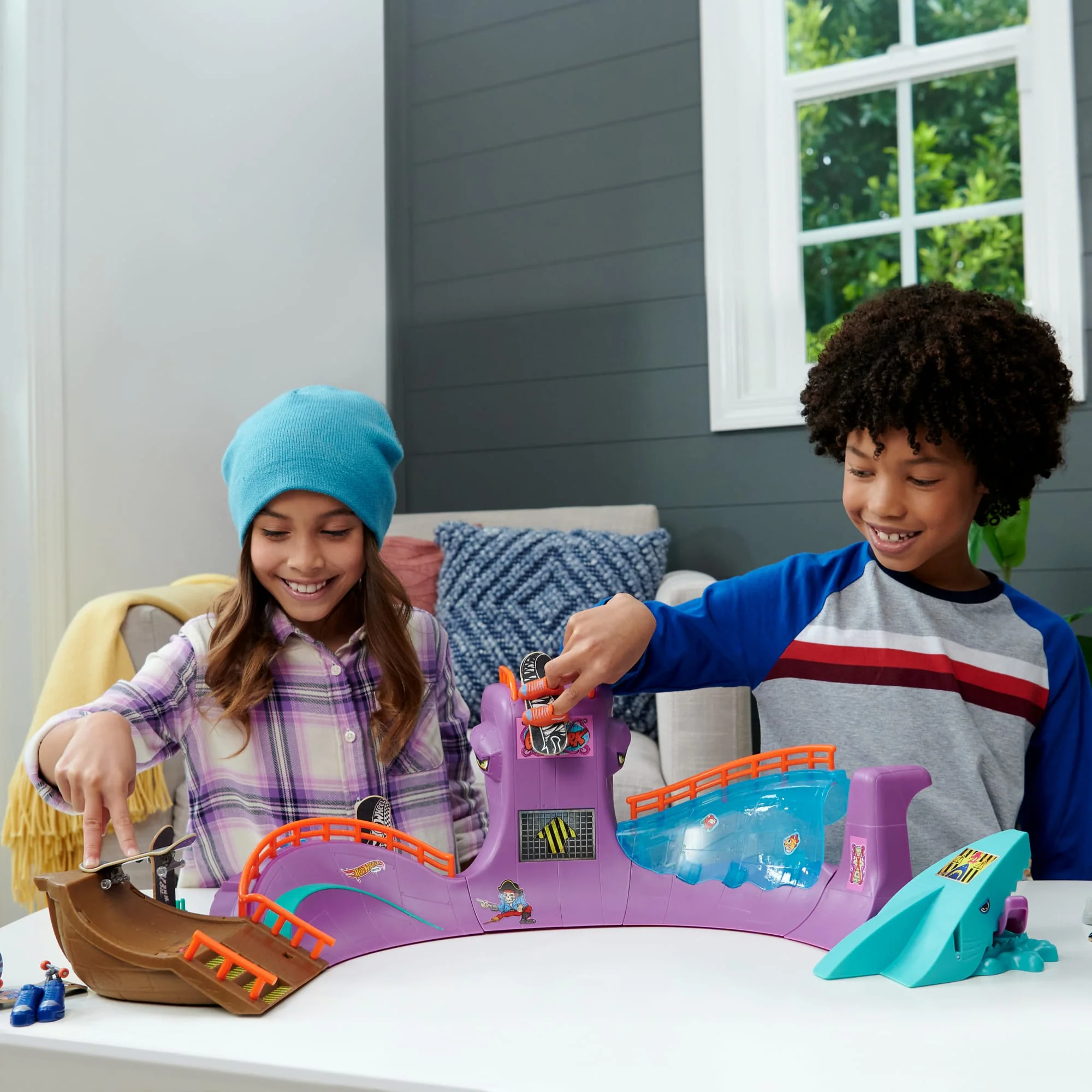 Hot Wheels Skate Octopark Playset, With Exclusive Fingerboard And Skate Shoes - Image 2