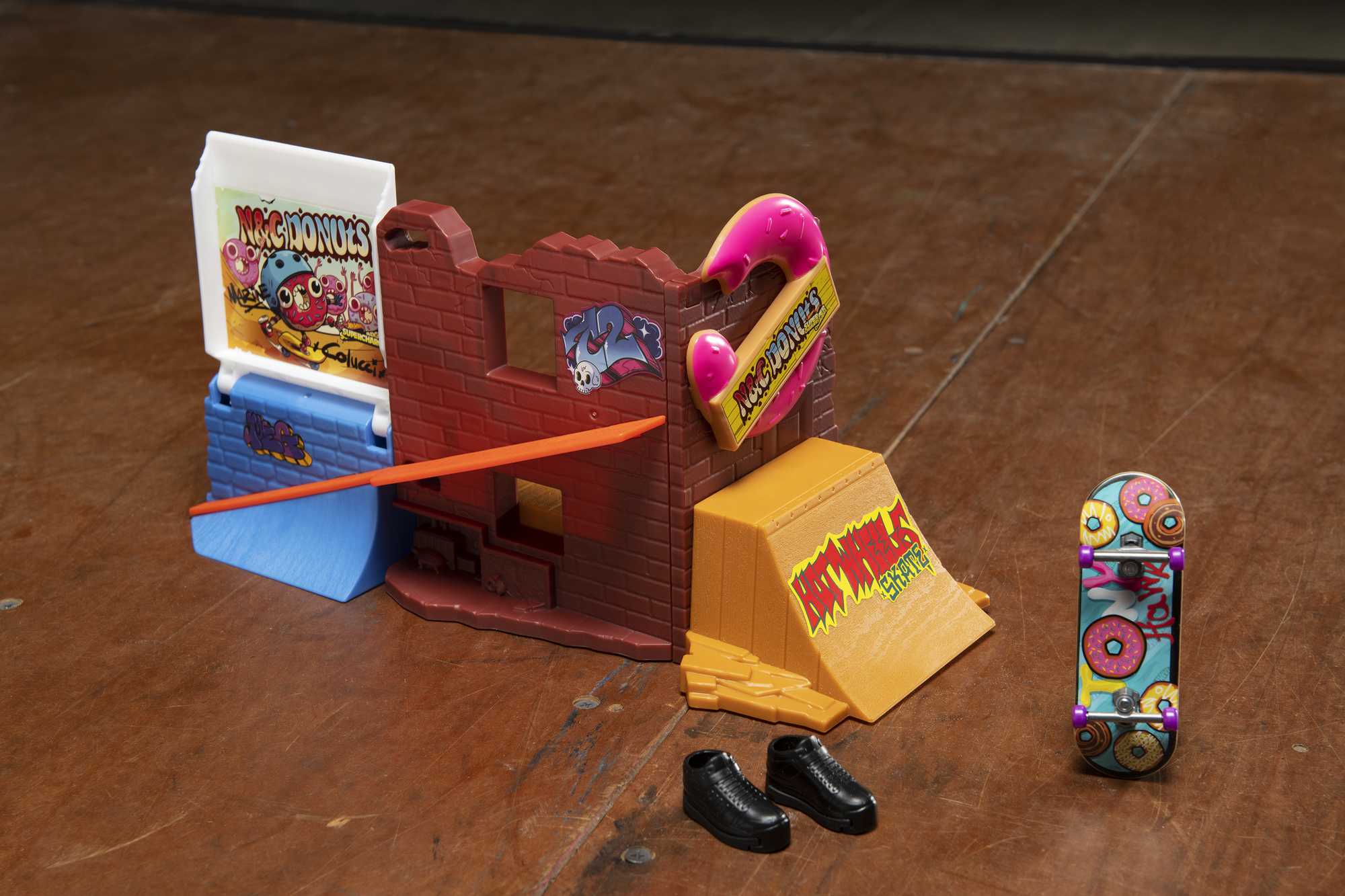 Hot Wheels Skate Pista de Brinquedo Set Loja de Donuts - Image 2