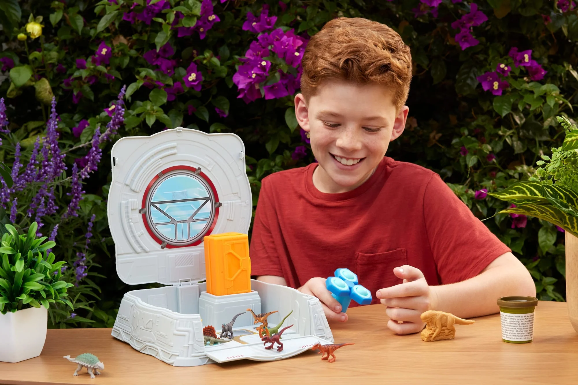 Jurassic World Distortus Rex Lab Sensory Playset With 8 Mini Figures, Fidget Features in Case - Image 2