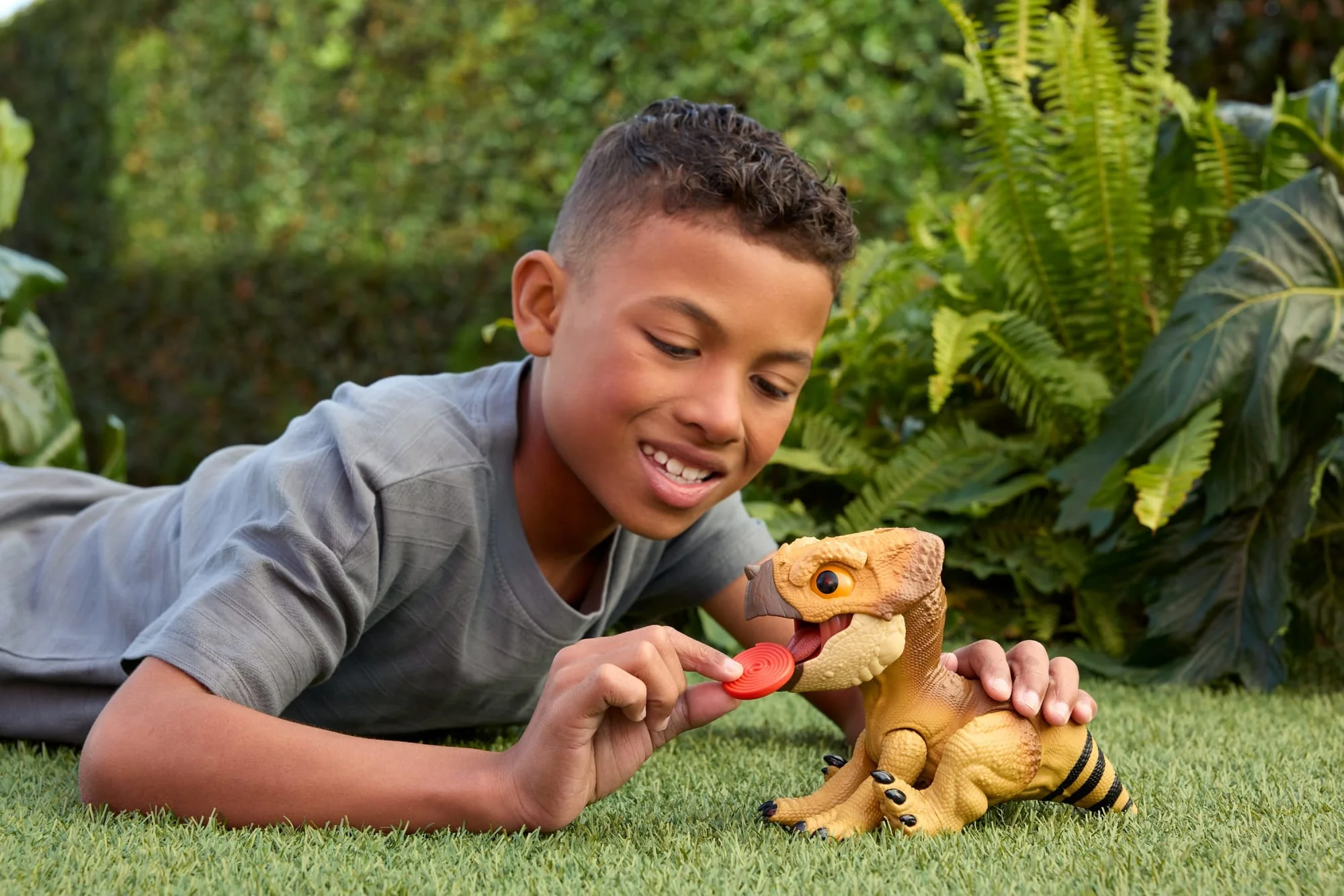 Jurassic World Rebirth Primal Protector Aquilops Dolores interactive Dinosaur Toy, Attack & Sounds - Image 2