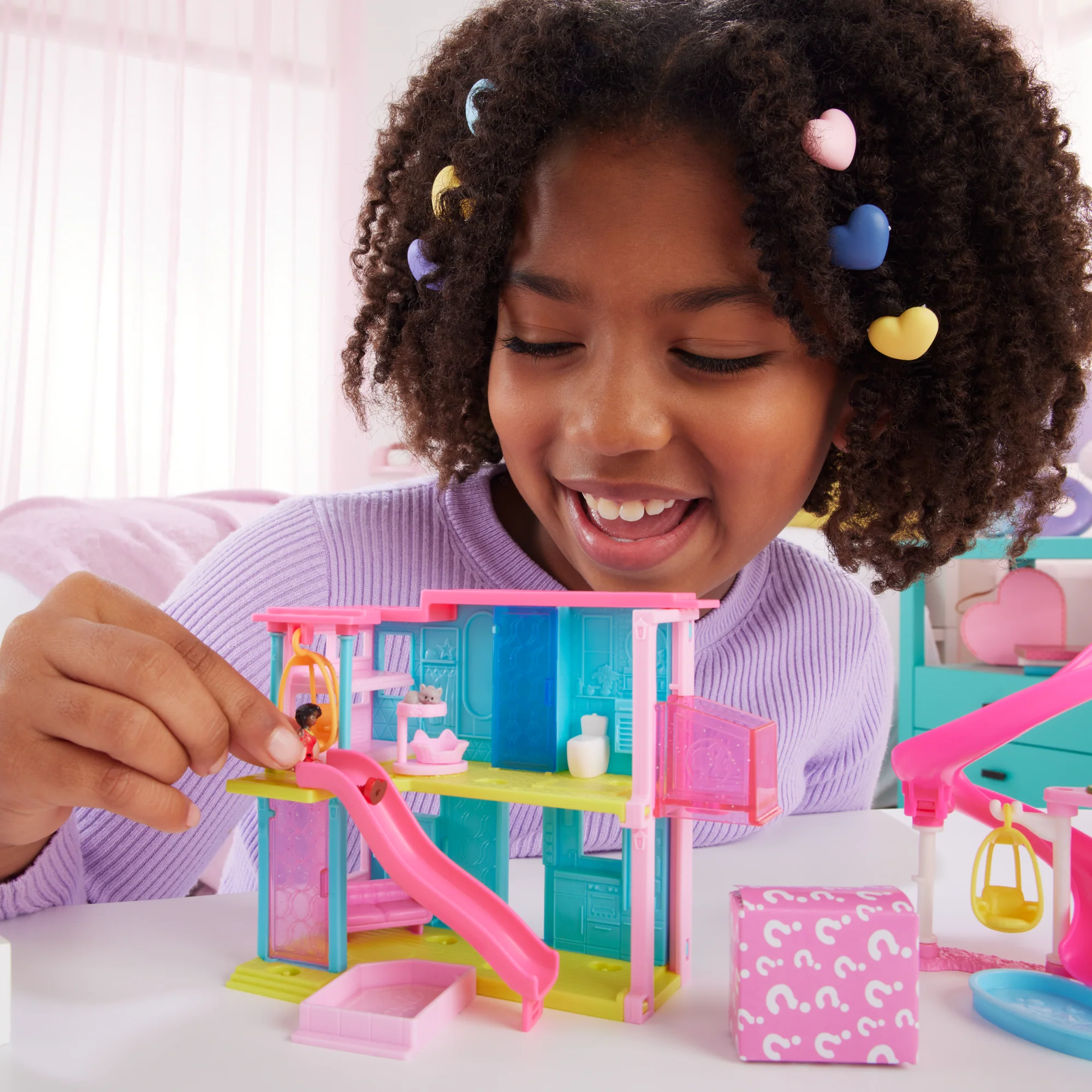 Barbie Mini Barbieland Doll House Playsets With 1.5-inch Doll, Furniture & Accessories - Image 2