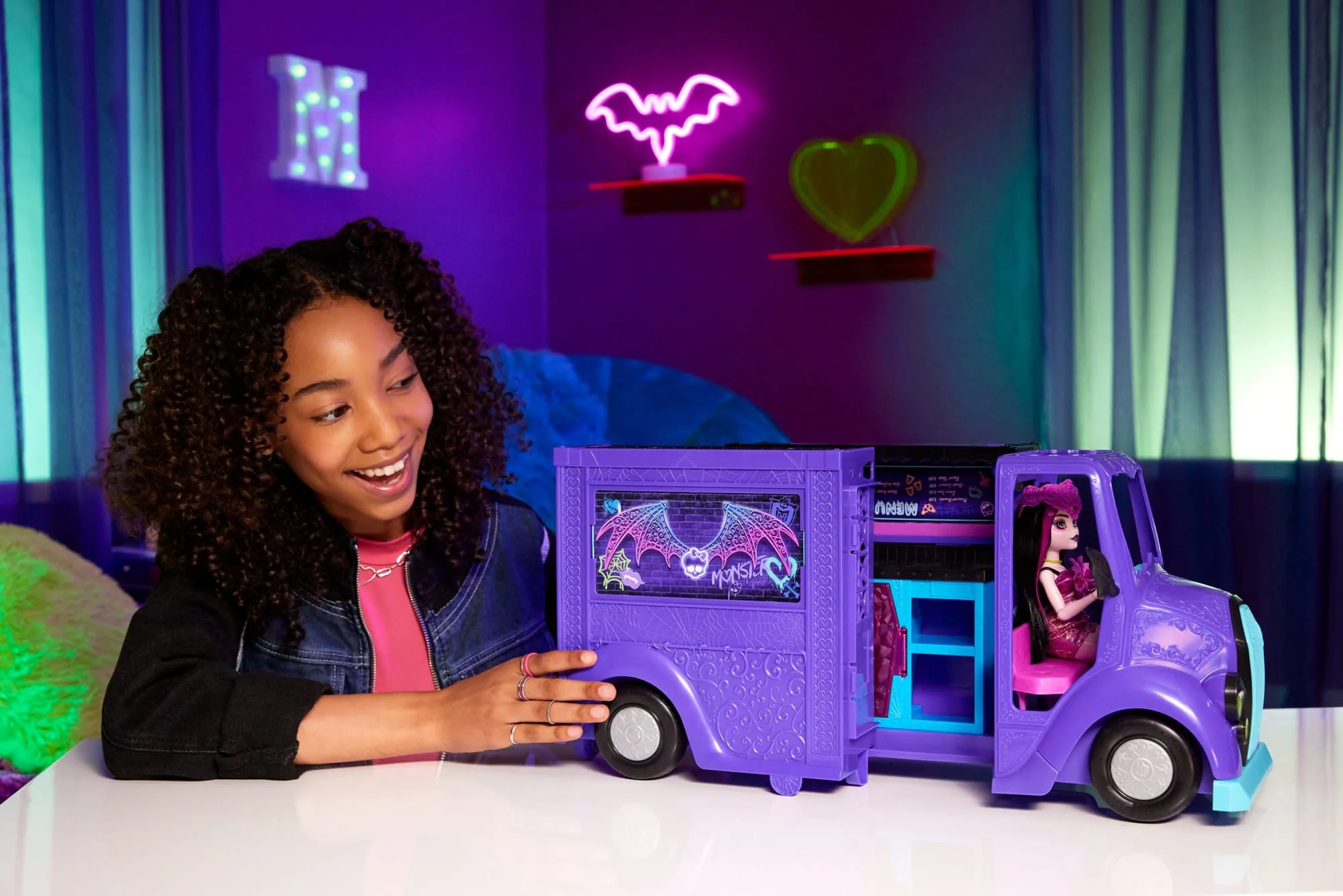 Monster High Draculaura Doll And Fangtastic Rockin’ Food Truck Playset With 13+ Themed Accessoriescessories - Image 2