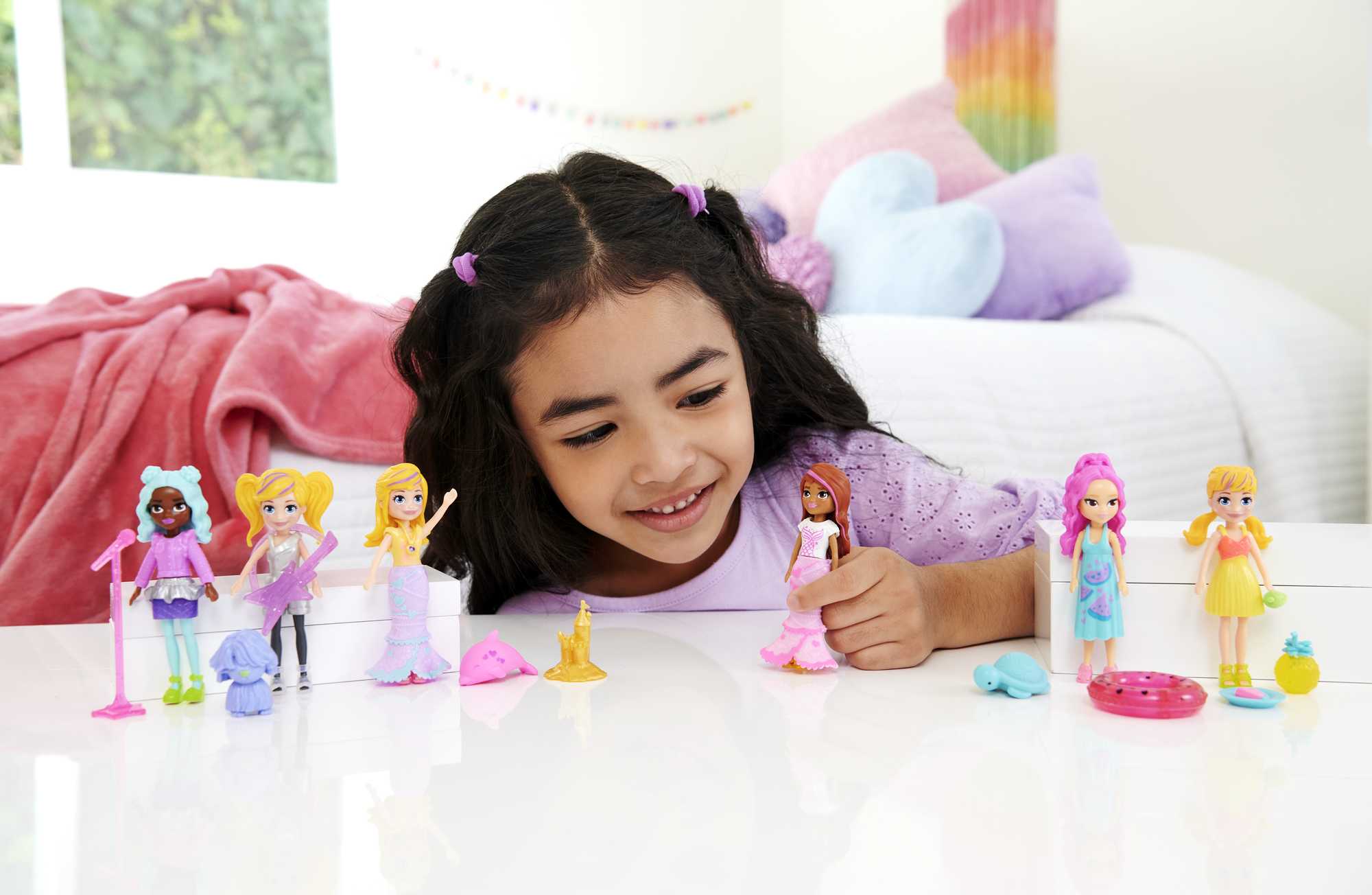 Polly Pocket 2 Dolls And 25 Accessories, Watermelon-Scented Fruity Pool Fun Fashion Pack - Image 2