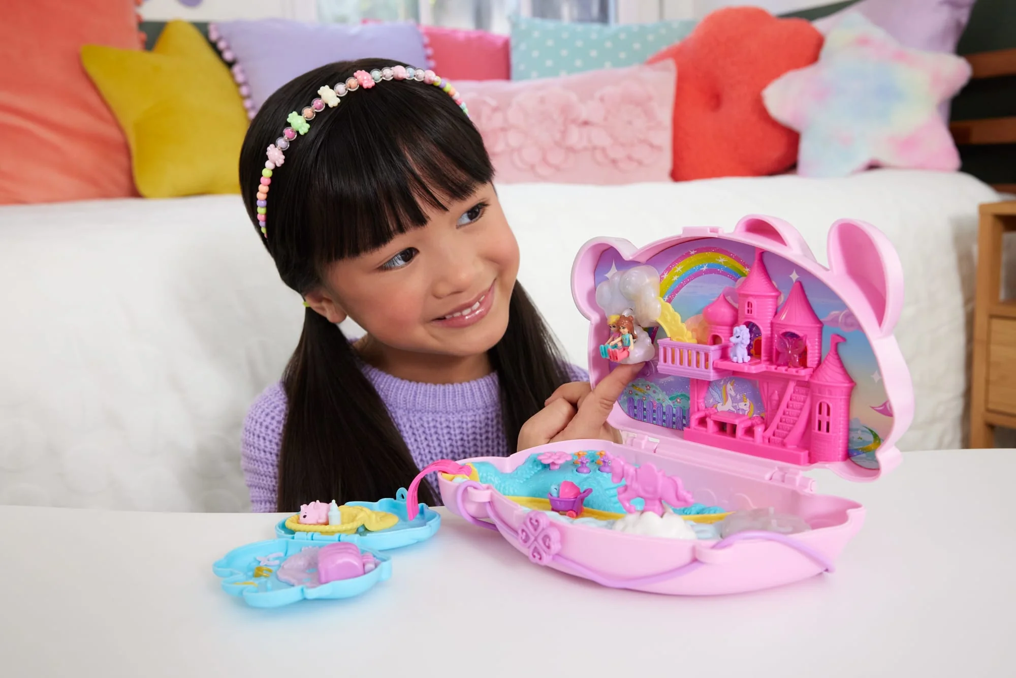 Polly Pocket 2-in-1 Bunny Fun Compact, Wearable Purse Playset With 2 Dolls & 12 Accessories including Pets - Image 2
