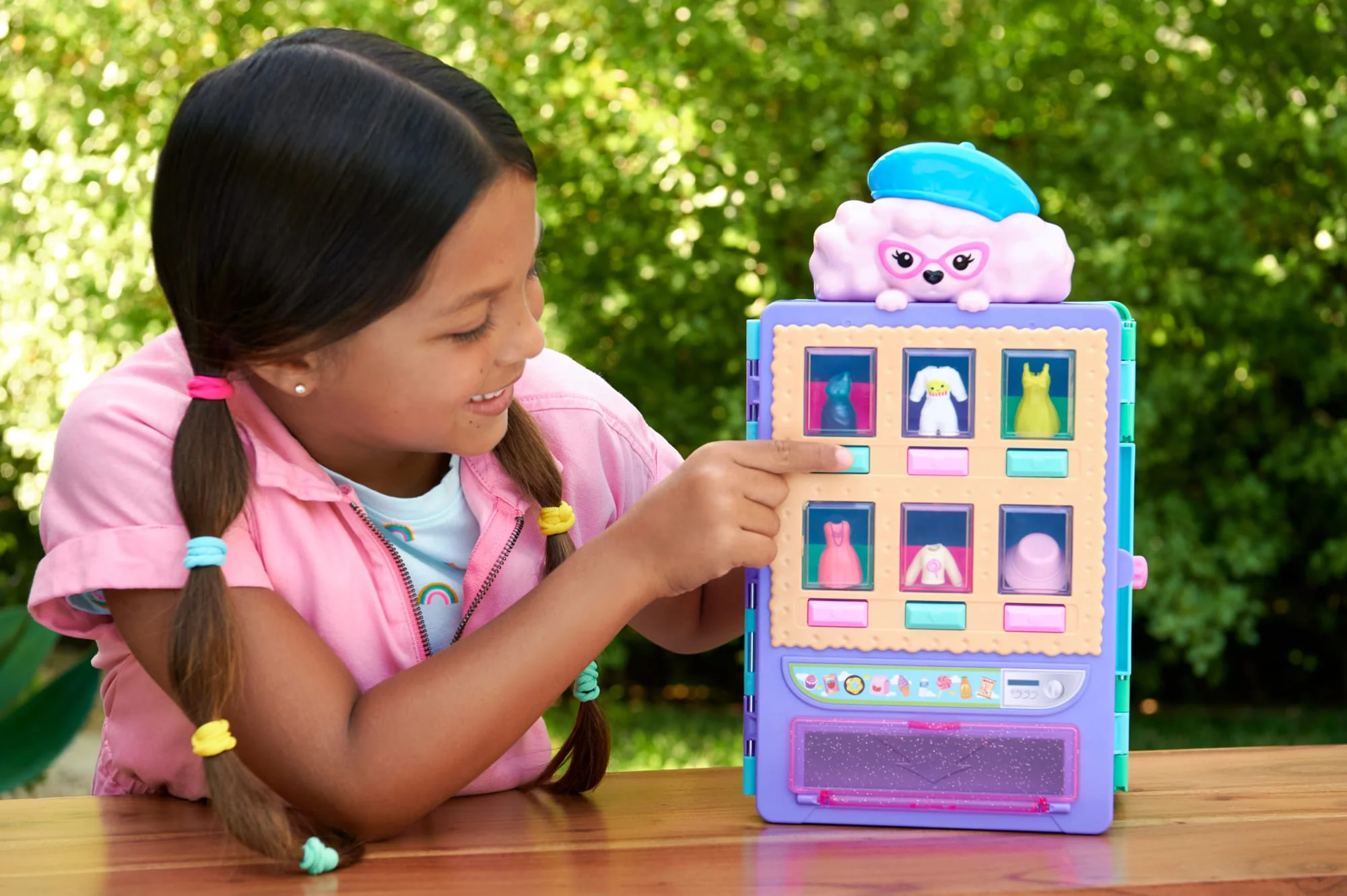 Polly Pocket Candy Style Fashion Drop Playset With 2 Dolls (3-inch), Vending Machine, 35+ Accessories - Image 2