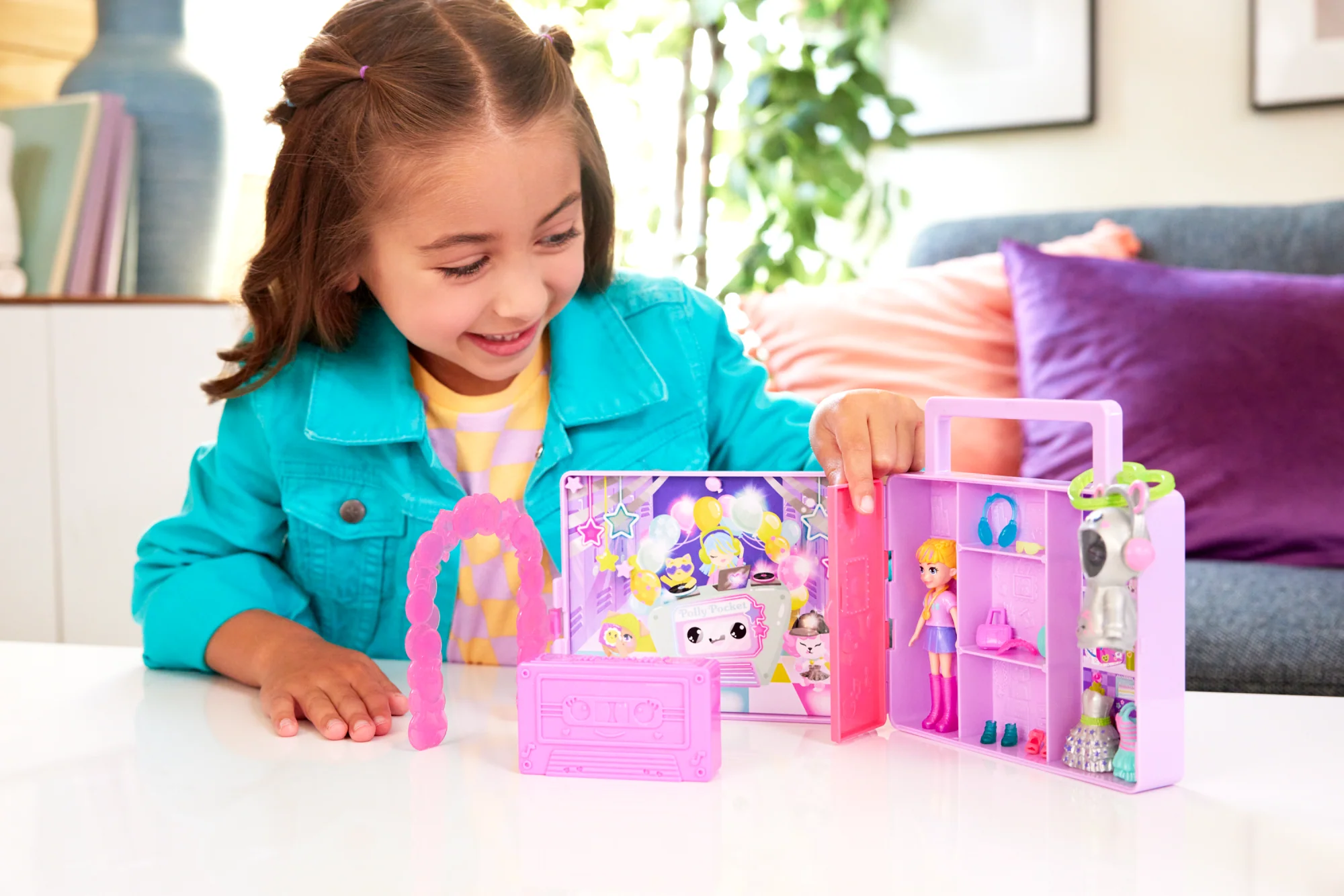 Polly Pocket Disco Dance Fashion Reveal Doll & Playset With Unboxing Surprises & Water Play - Image 2