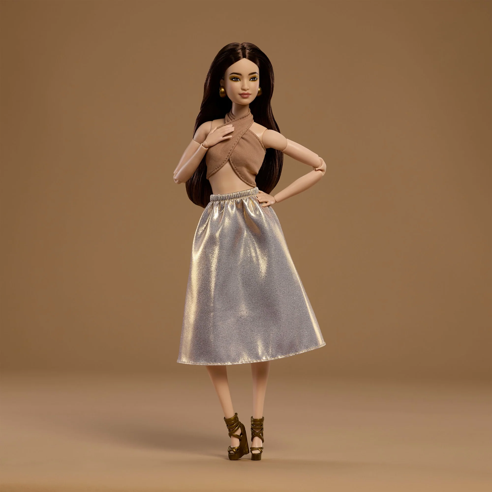 Barbie-Poupée Barbie Basics Modèle 06-Cheveux Bruns et Habits Dorés - Image 2