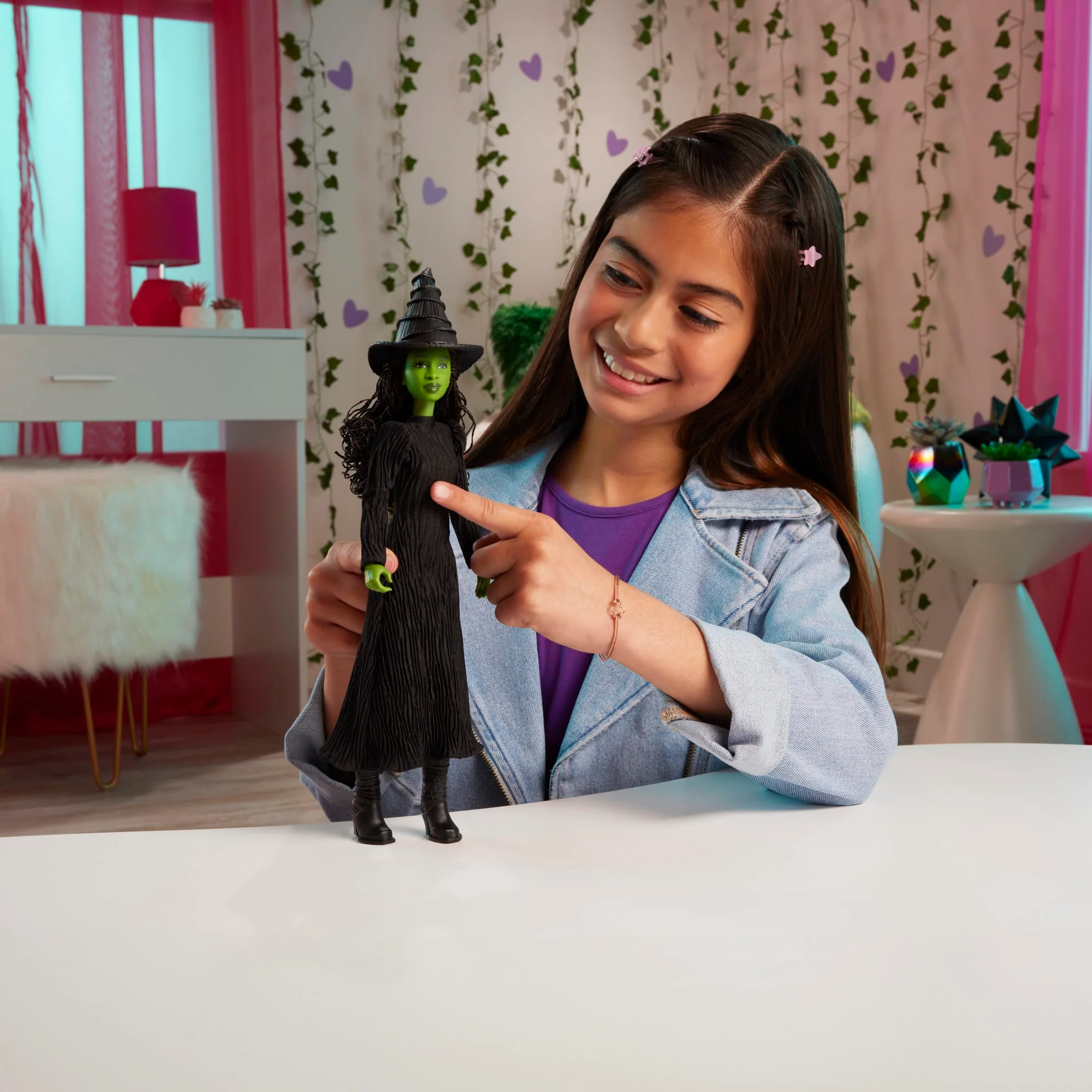 Universal Pictures Wicked Poupée Elphaba Chantante Avec Habillages et Accessoires - Bientôt Disponible - Image 2