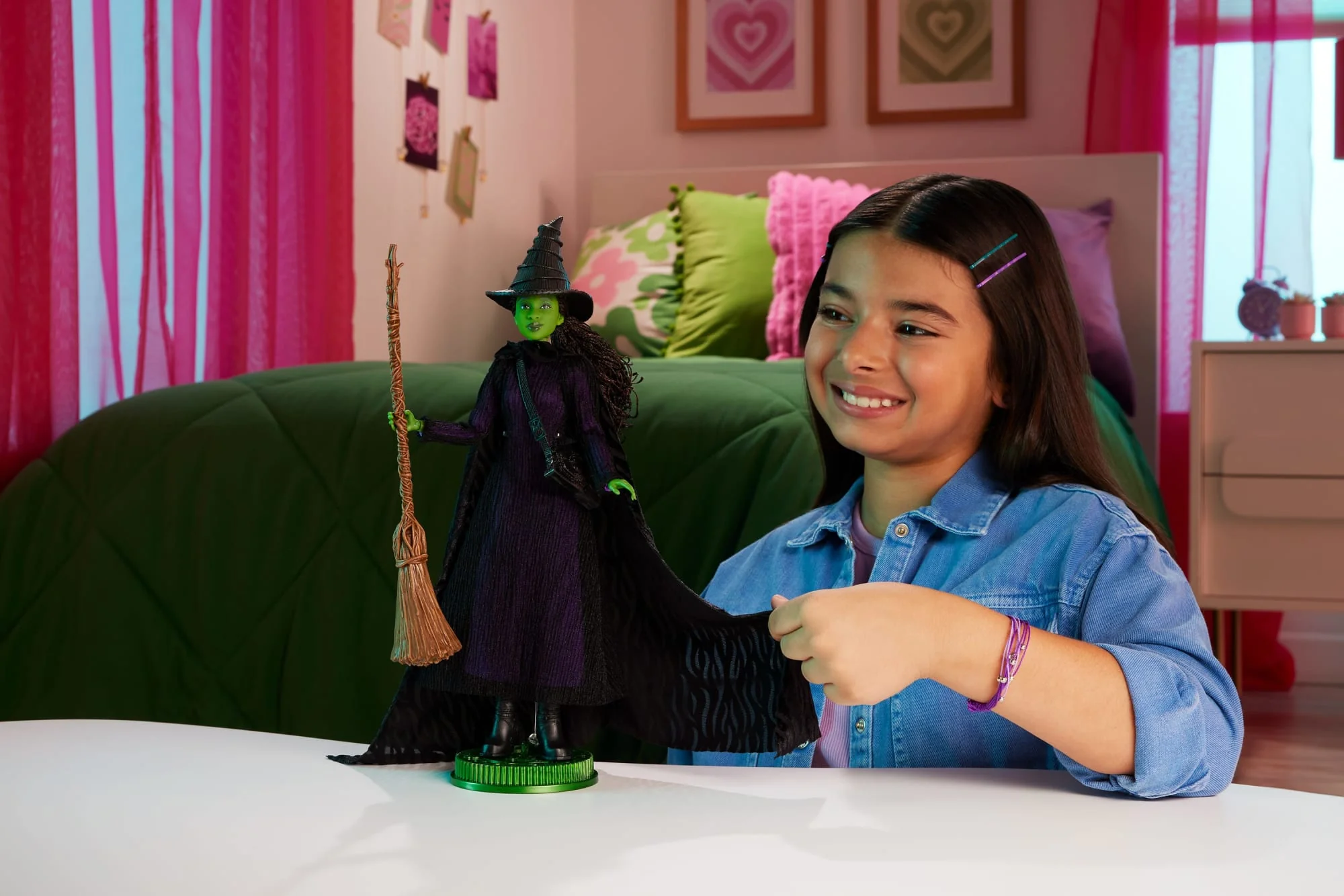 Universal Pictures Wicked Poupée Mode de Luxe et Acc. Elphaba - Bientôt Disponible - Image 2