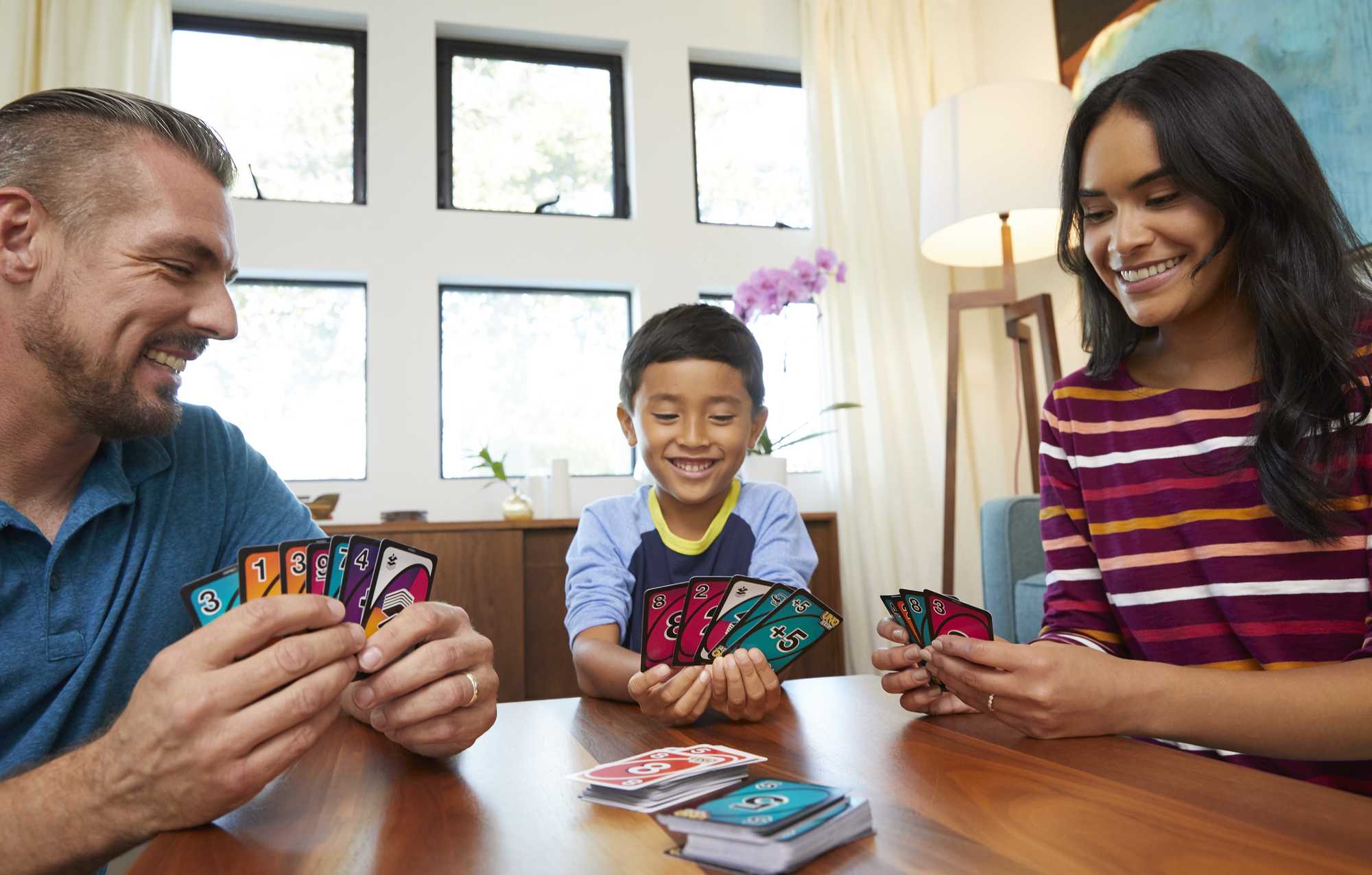 UNO Flip! Card Game in Storage & Travel Tin, Color Blind Accessible Deck For Kids & Families - Image 2